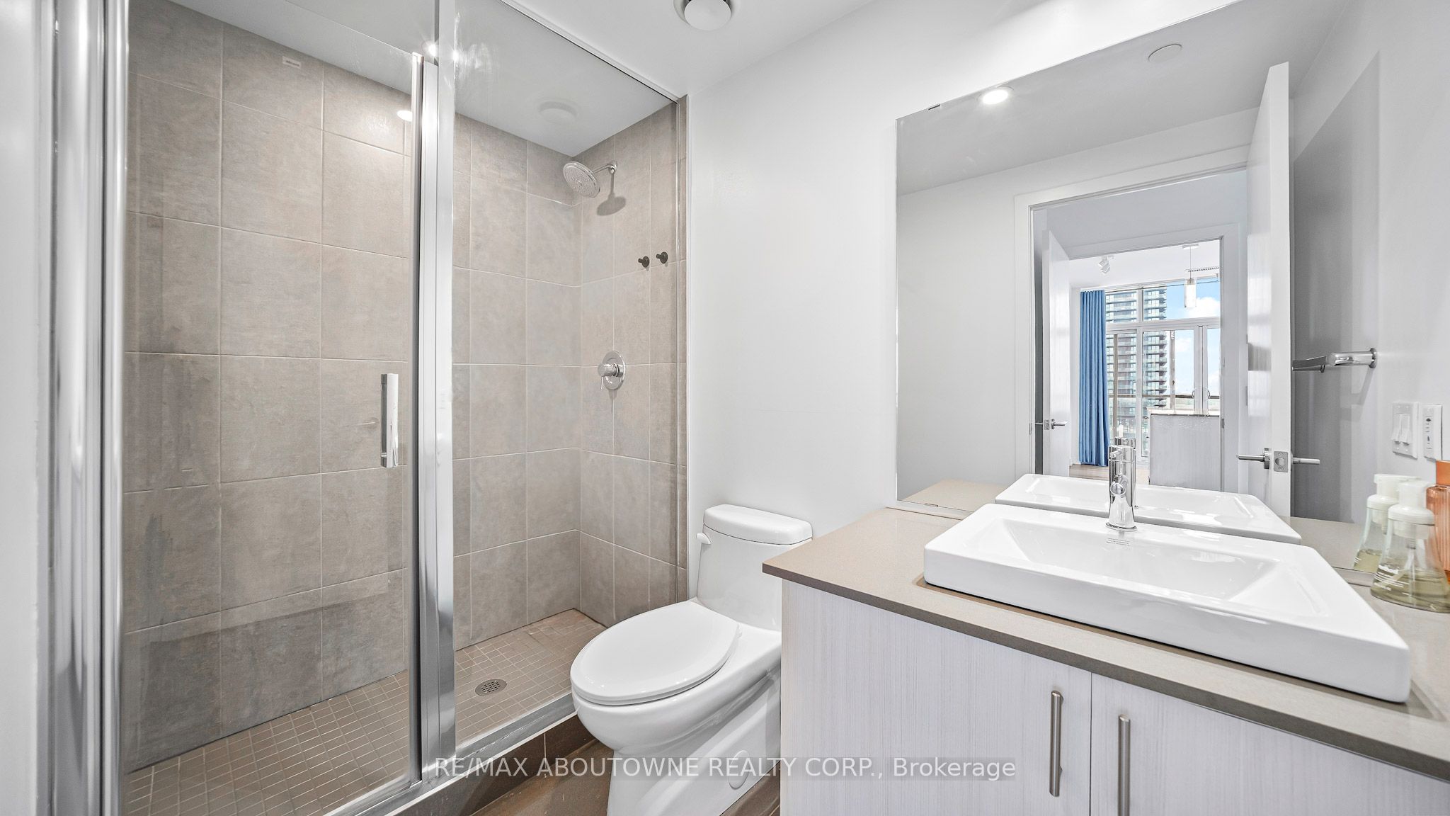 7 – 1195 The Queensway Avenue, Toronto W08 ‣ W12610572 7 – 1195 The Queensway Avenue, Toronto W08 ‣ W12610572