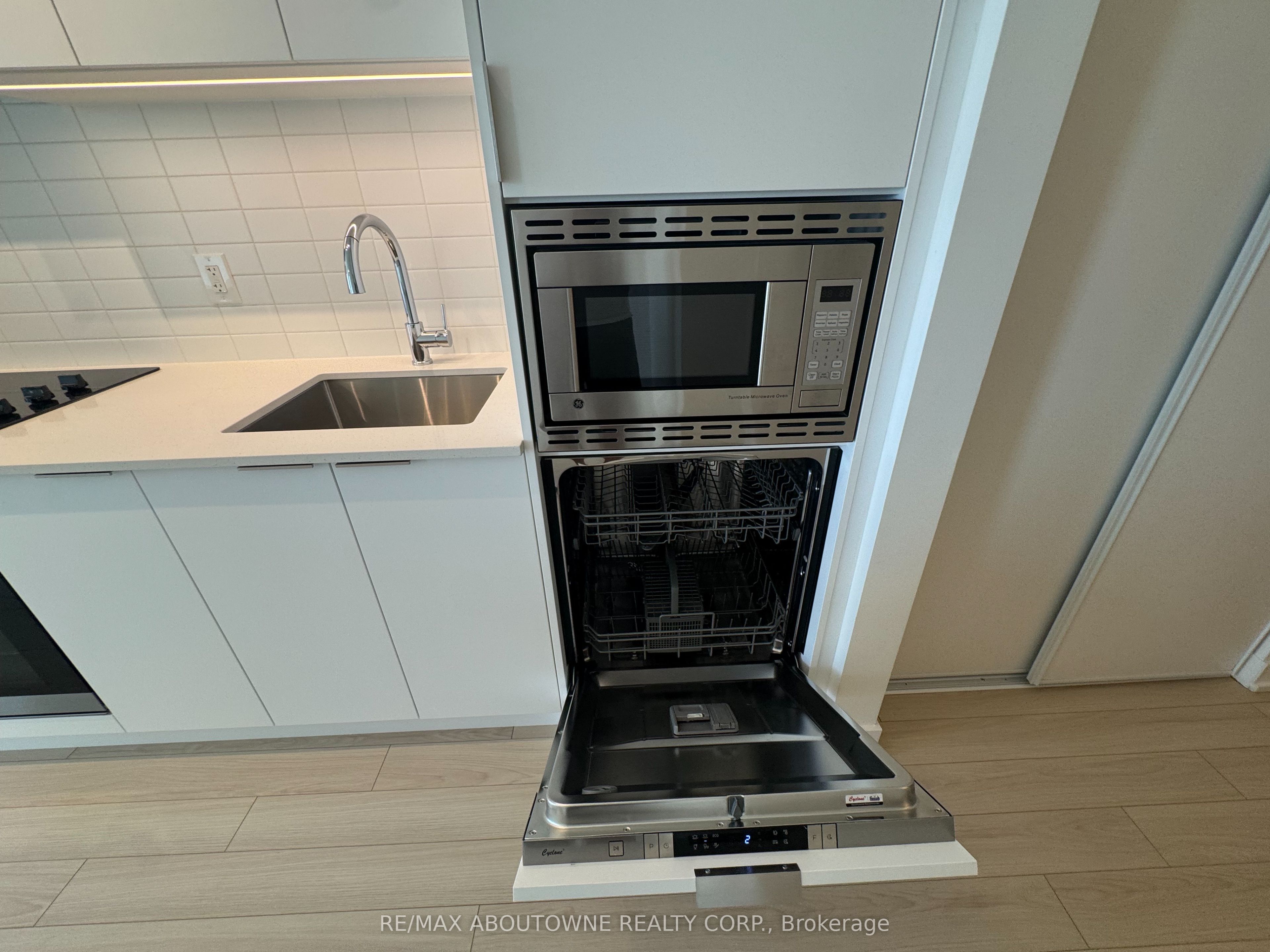 1204 – 3079 Trafalgar Road, Oakville ‣ W12612454 1204 – 3079 Trafalgar Road, Oakville ‣ W12612454