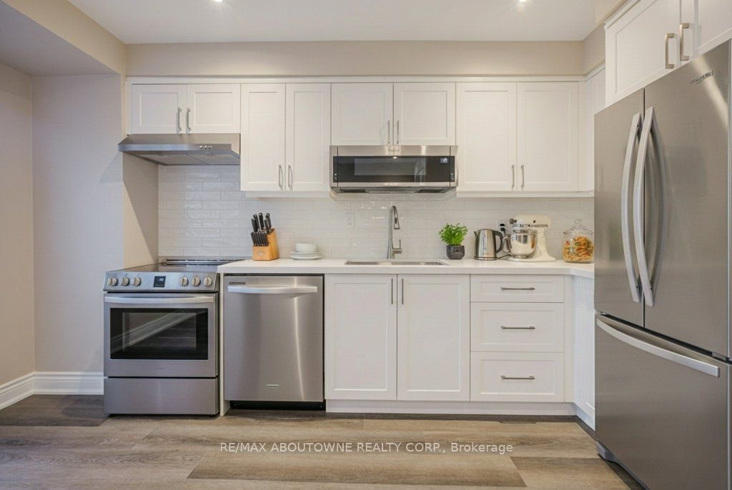 13 Normandy Place, Oakville ‣ W12612766 13 Normandy Place, Oakville ‣ W12612766