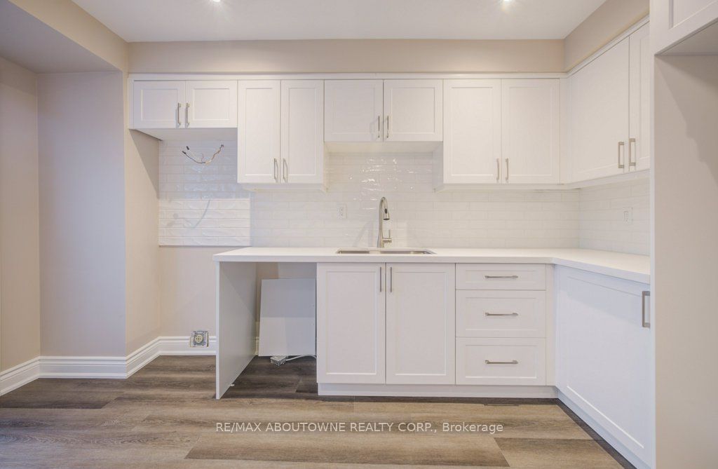 13 Normandy Place, Oakville ‣ W12612766 13 Normandy Place, Oakville ‣ W12612766