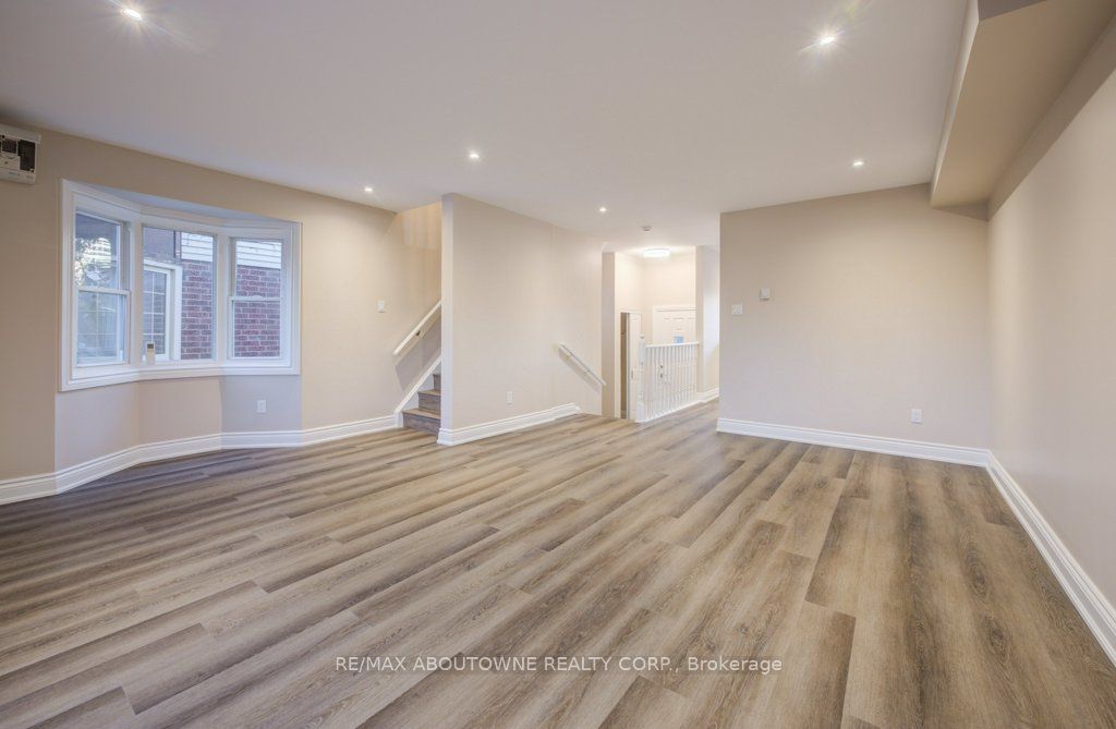 13 Normandy Place, Oakville ‣ W12612766 13 Normandy Place, Oakville ‣ W12612766