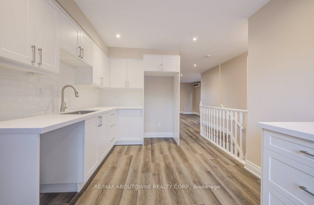 13 Normandy Place, Oakville ‣ W12612766 13 Normandy Place, Oakville ‣ W12612766