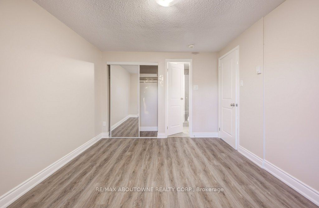 13 Normandy Place, Oakville ‣ W12612766 13 Normandy Place, Oakville ‣ W12612766