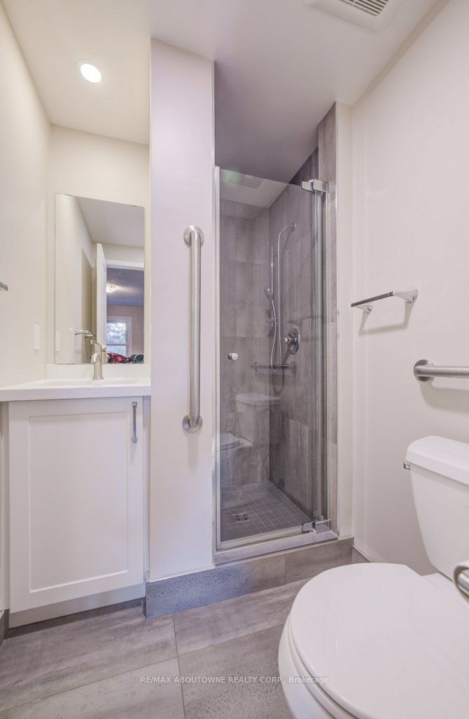 13 Normandy Place, Oakville ‣ W12612766 13 Normandy Place, Oakville ‣ W12612766