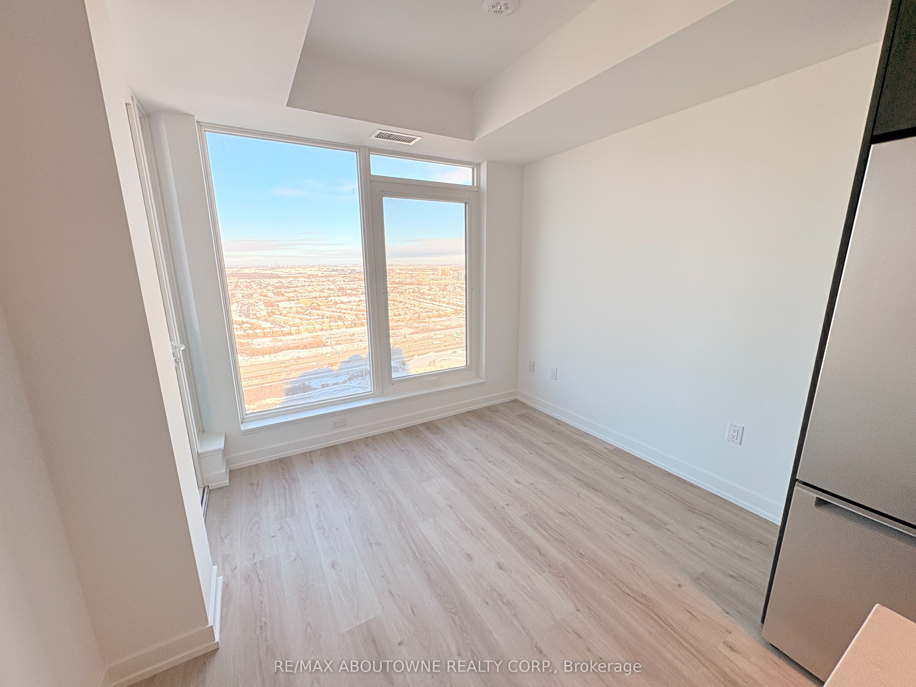 3401 – 395 Square One Drive, Mississauga ‣ W12627954 3401 – 395 Square One Drive, Mississauga ‣ W12627954