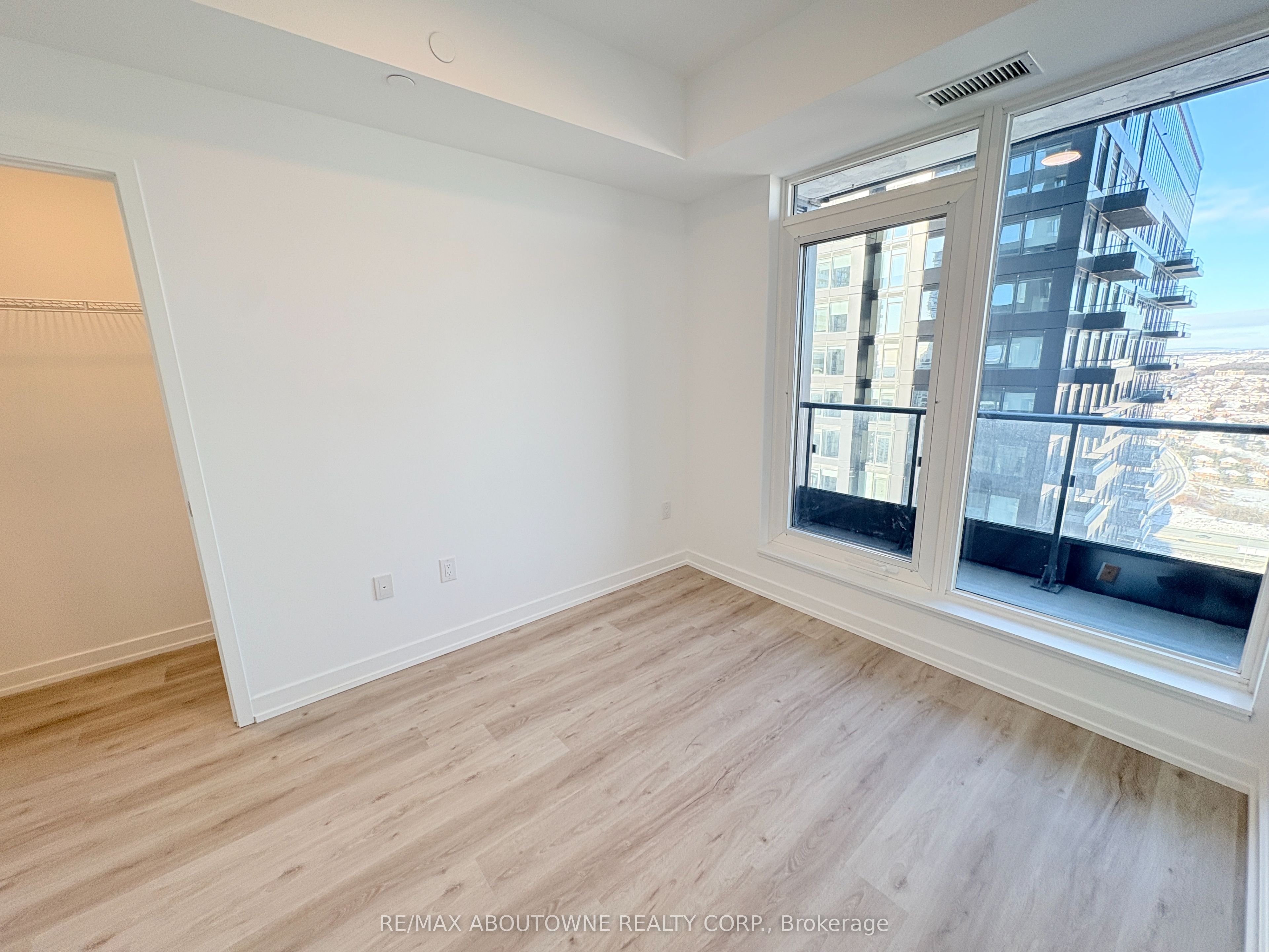 3401 – 395 Square One Drive, Mississauga ‣ W12627954 3401 – 395 Square One Drive, Mississauga ‣ W12627954