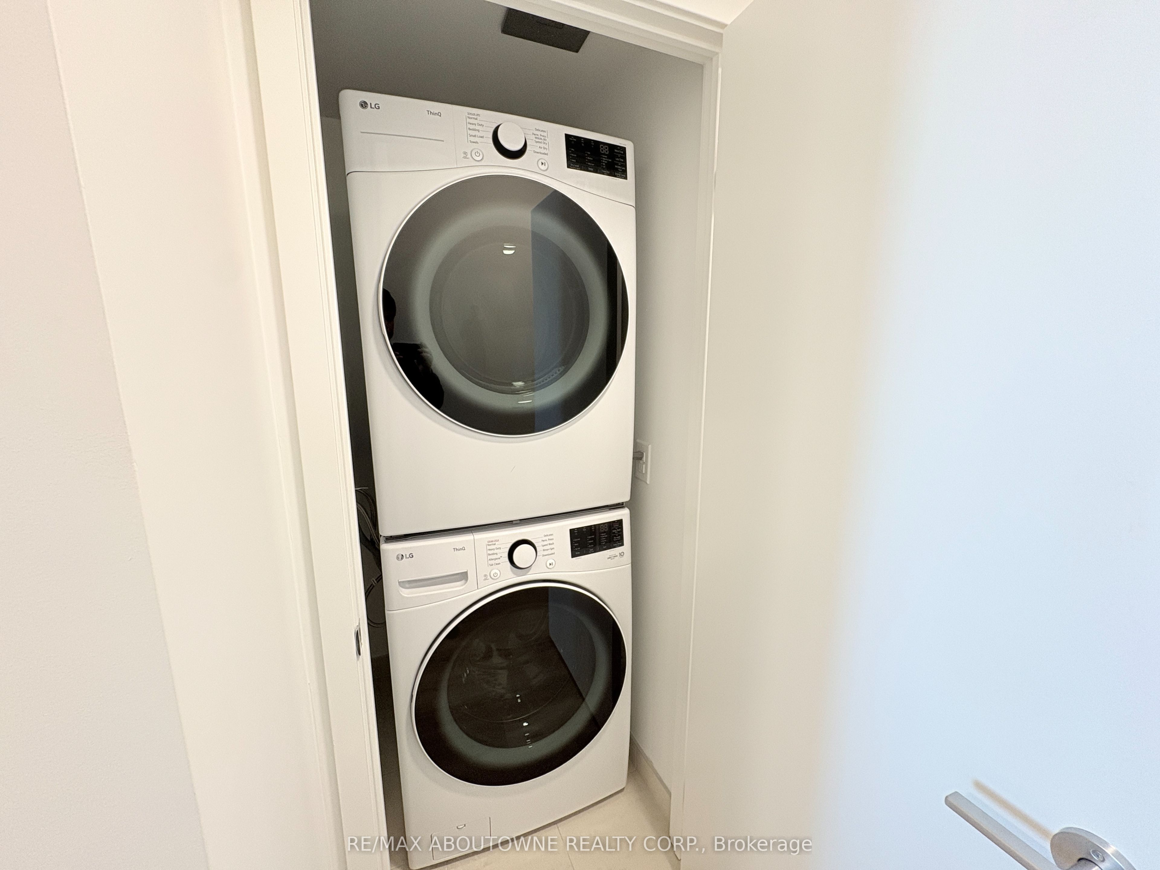 3401 – 395 Square One Drive, Mississauga ‣ W12627954 3401 – 395 Square One Drive, Mississauga ‣ W12627954