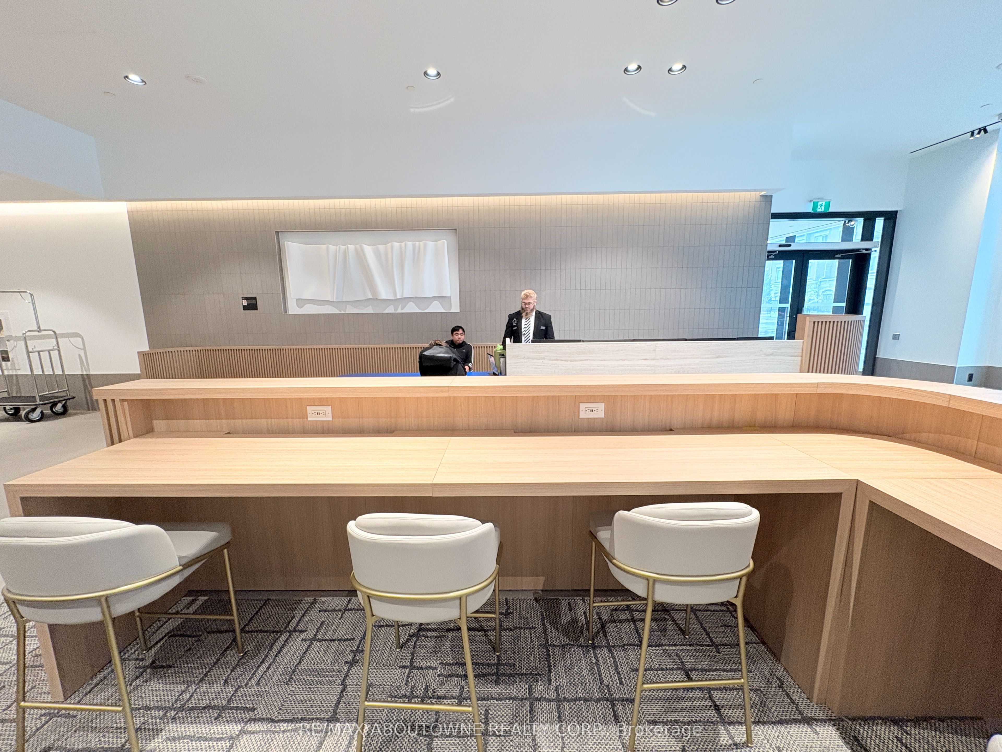 3401 – 395 Square One Drive, Mississauga ‣ W12627954 3401 – 395 Square One Drive, Mississauga ‣ W12627954