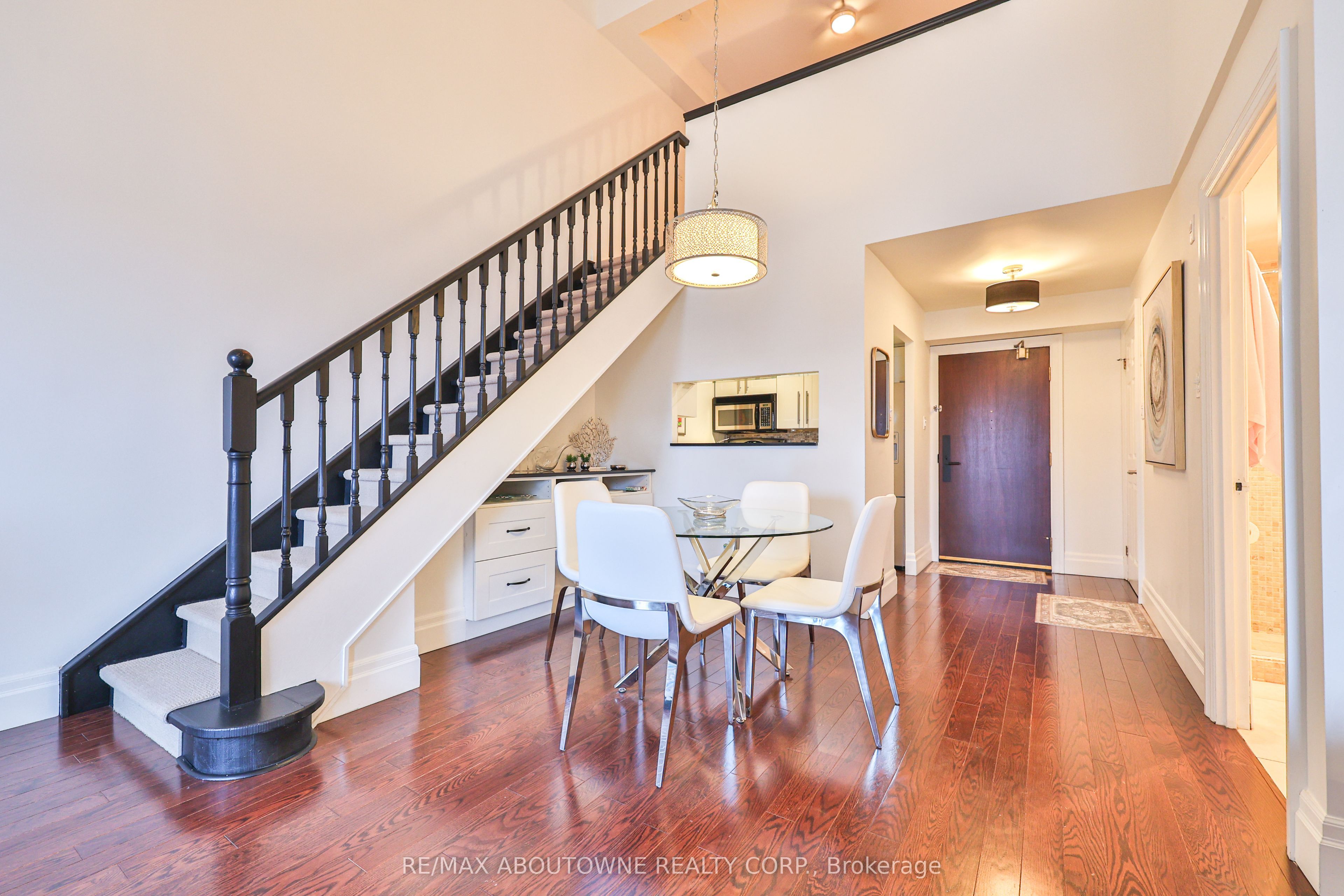 15 – 185 Robinson Street, Oakville