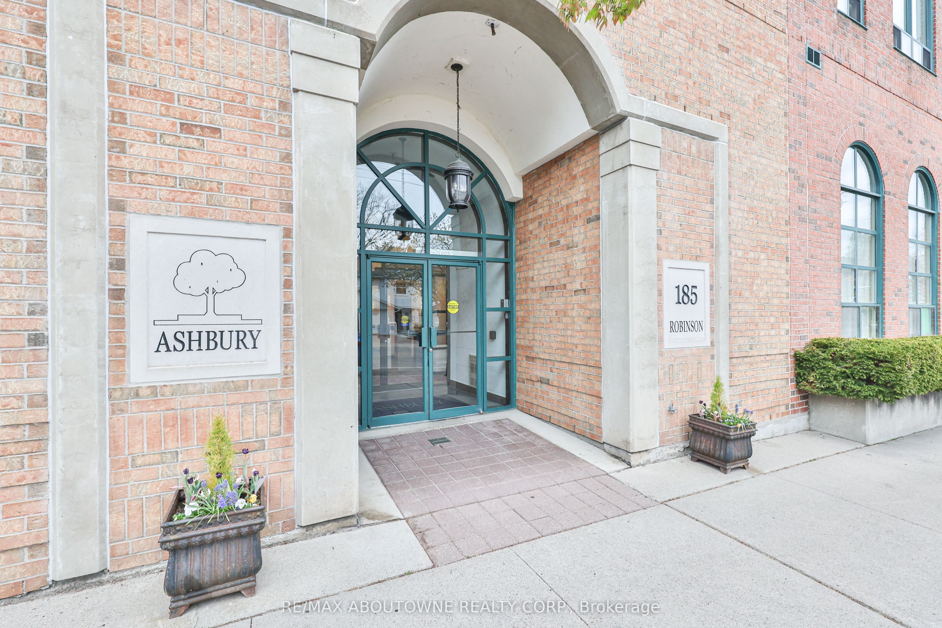 15 – 185 Robinson Street, Oakville ‣ W12629910 15 – 185 Robinson Street, Oakville ‣ W12629910