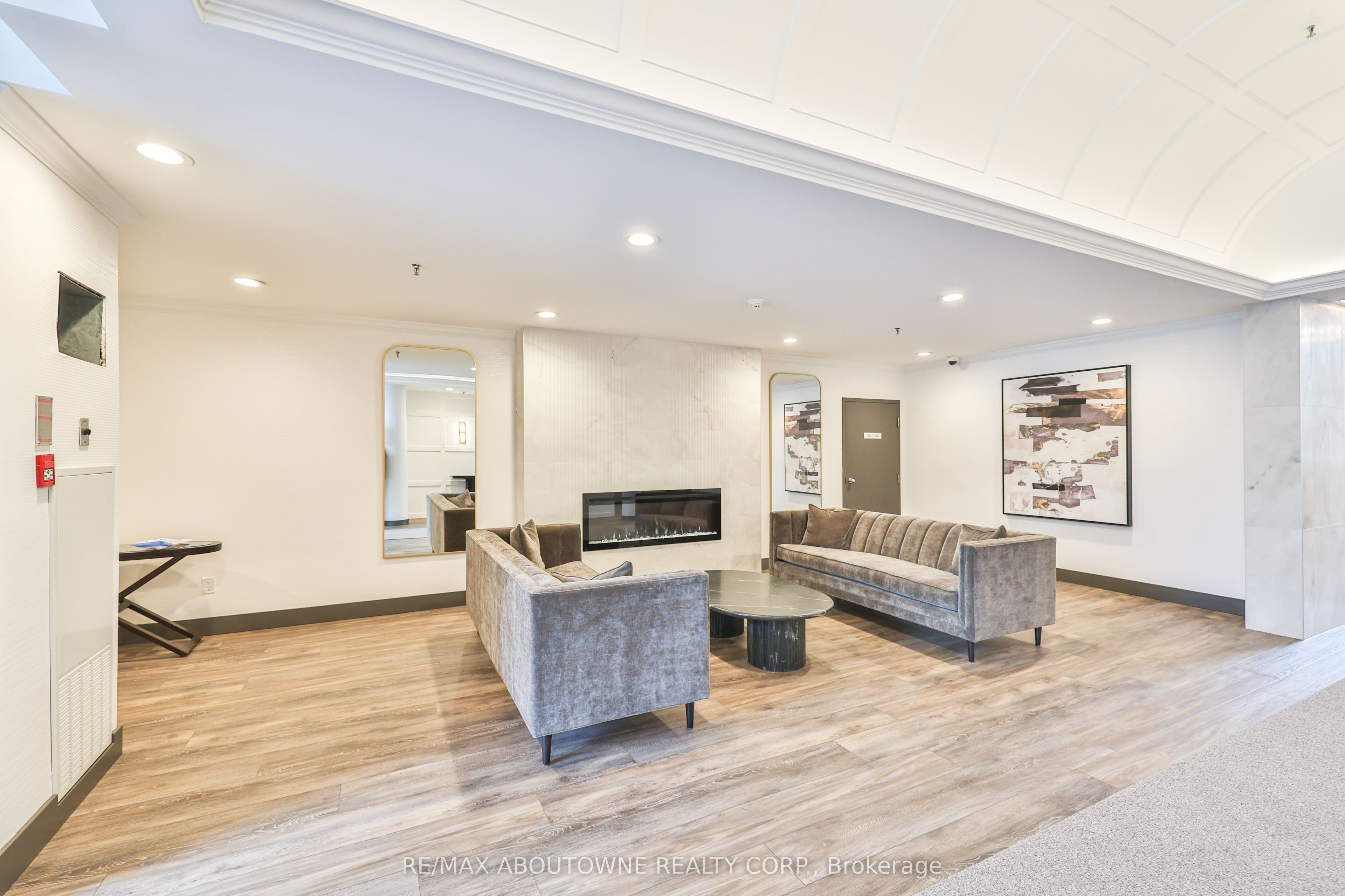 15 – 185 Robinson Street, Oakville ‣ W12629910 15 – 185 Robinson Street, Oakville ‣ W12629910