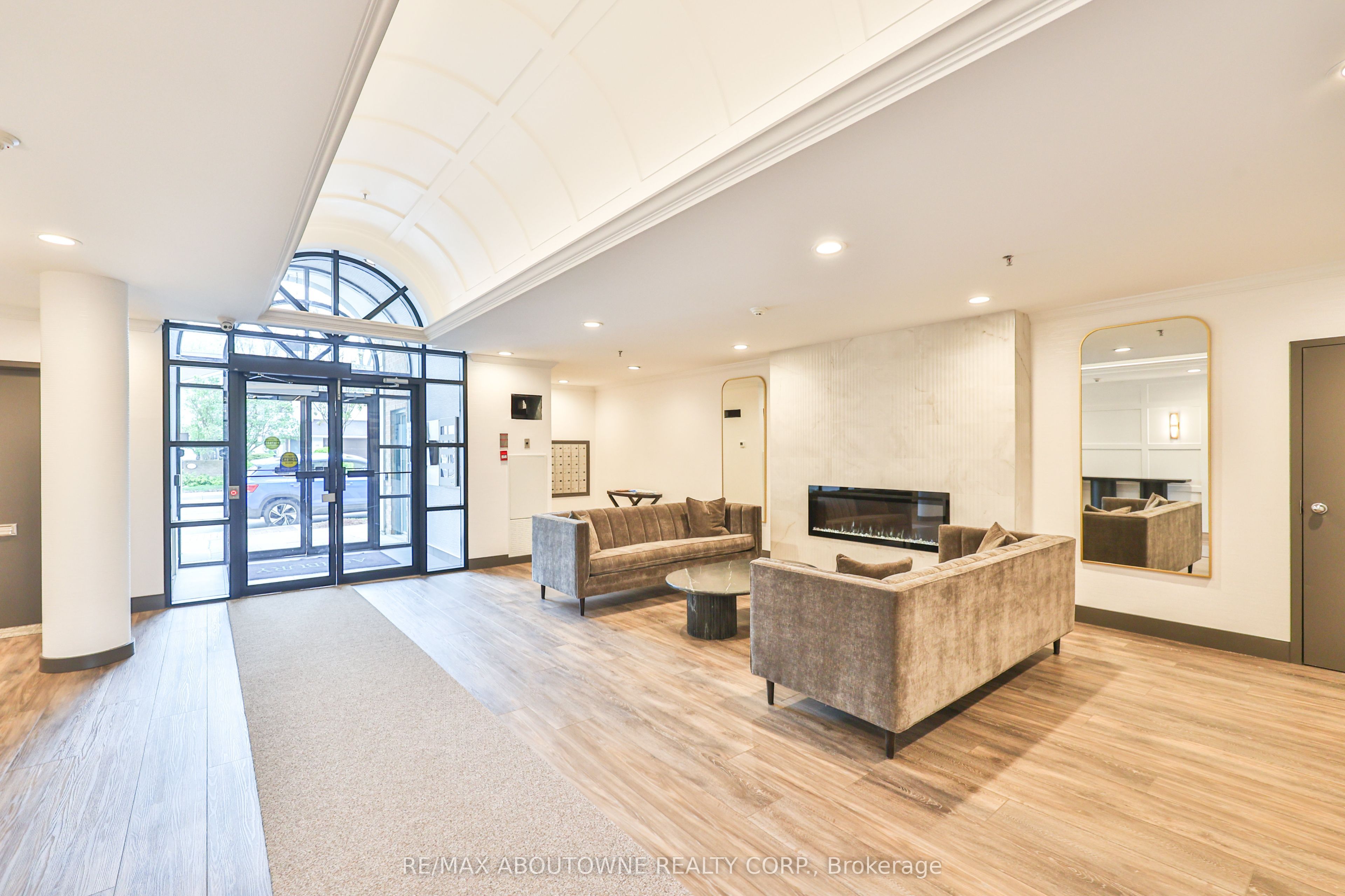 15 – 185 Robinson Street, Oakville ‣ W12629910 15 – 185 Robinson Street, Oakville ‣ W12629910