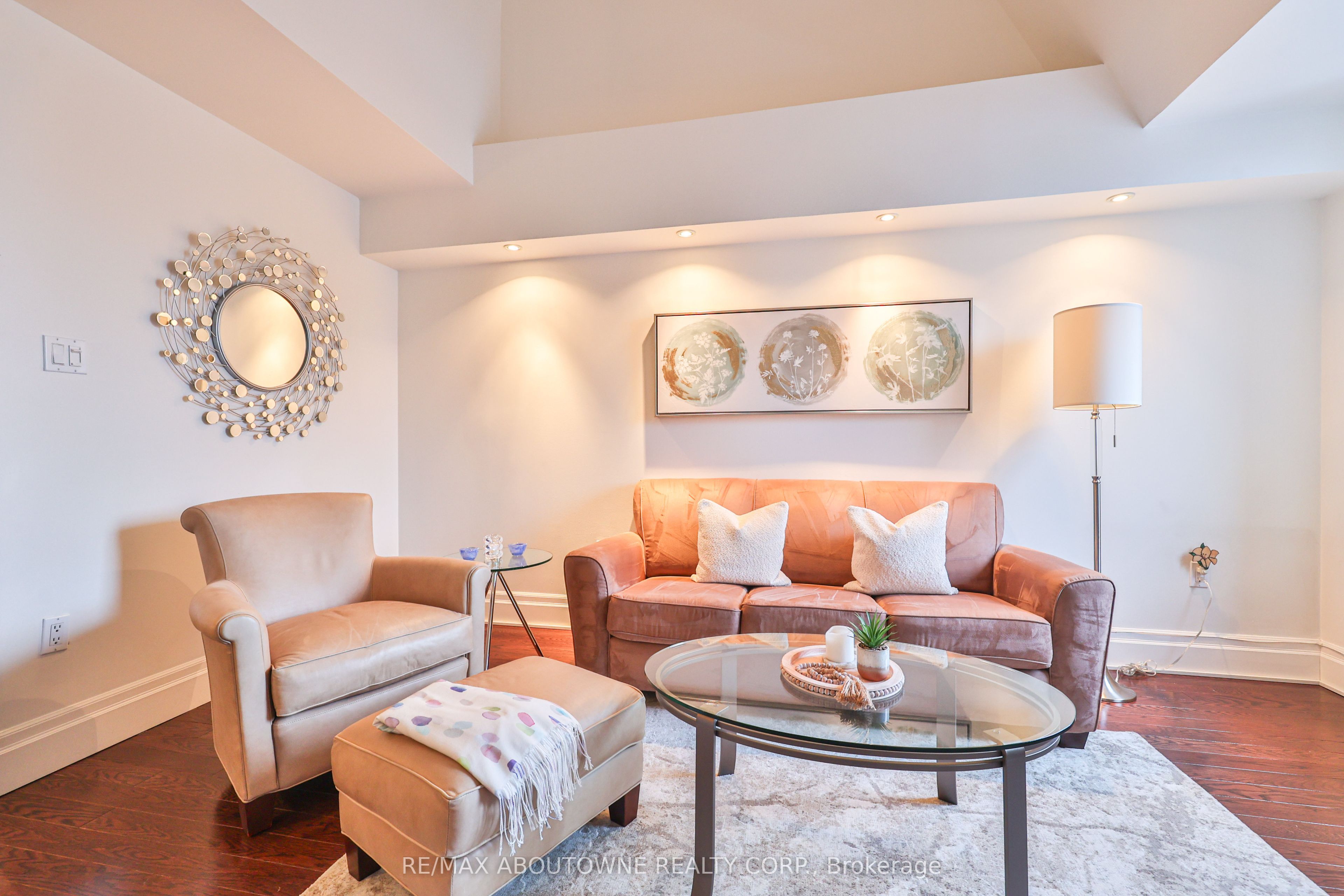 15 – 185 Robinson Street, Oakville ‣ W12629910 15 – 185 Robinson Street, Oakville ‣ W12629910