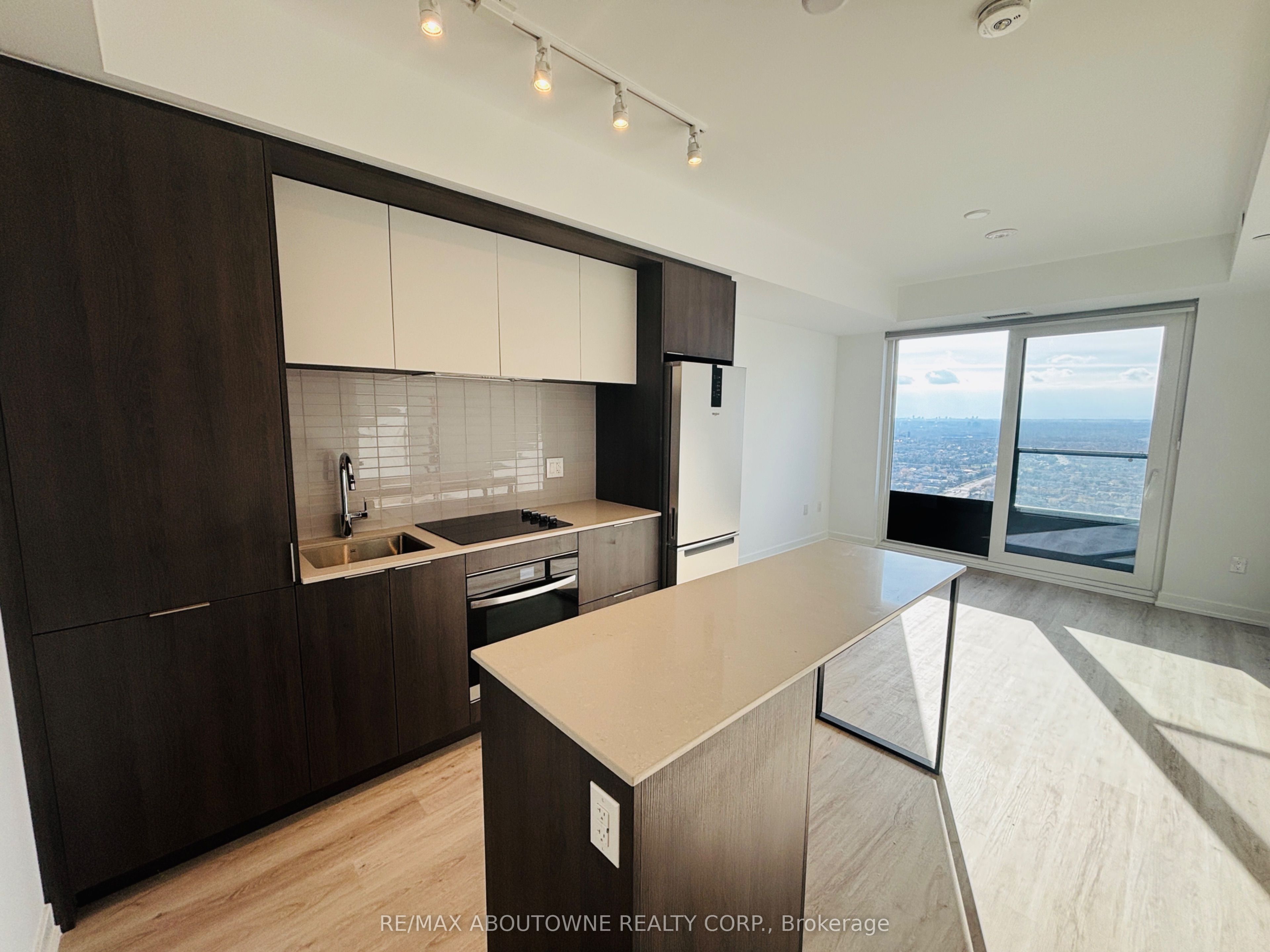 3709 – 395 Square One Drive, Mississauga ‣ W12631270 3709 – 395 Square One Drive, Mississauga ‣ W12631270