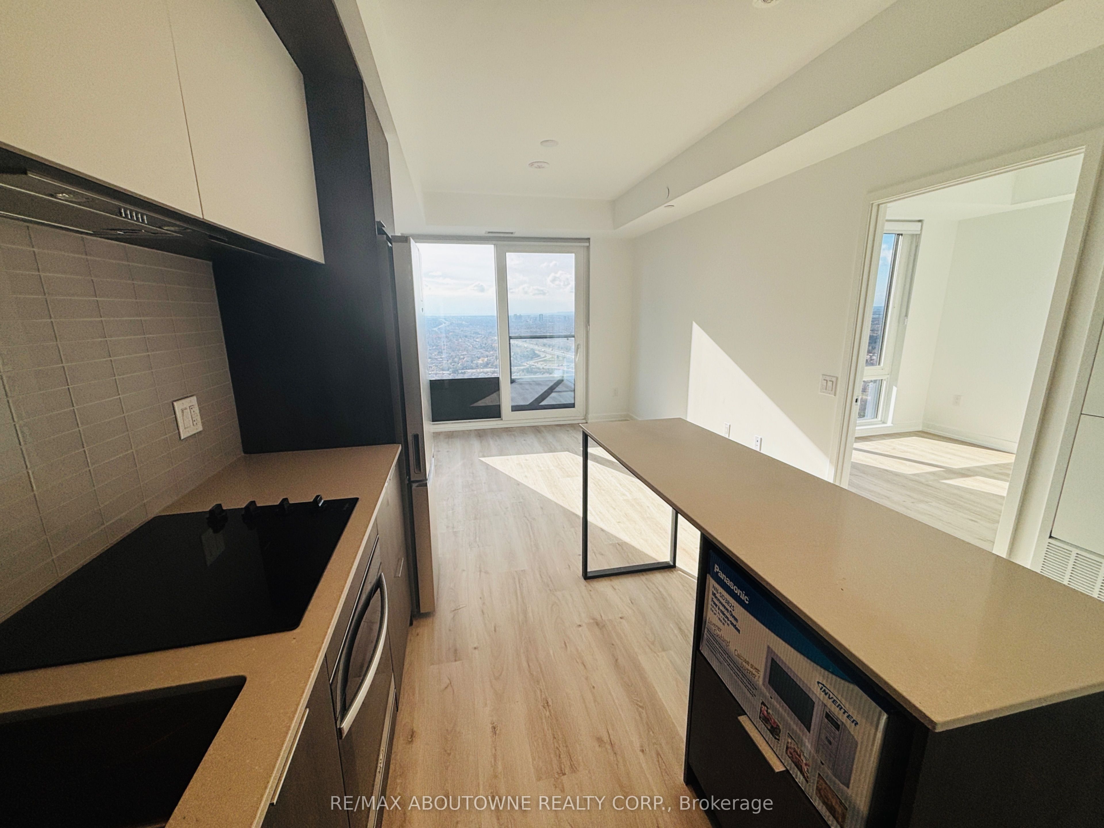 3709 – 395 Square One Drive, Mississauga ‣ W12631270 3709 – 395 Square One Drive, Mississauga ‣ W12631270