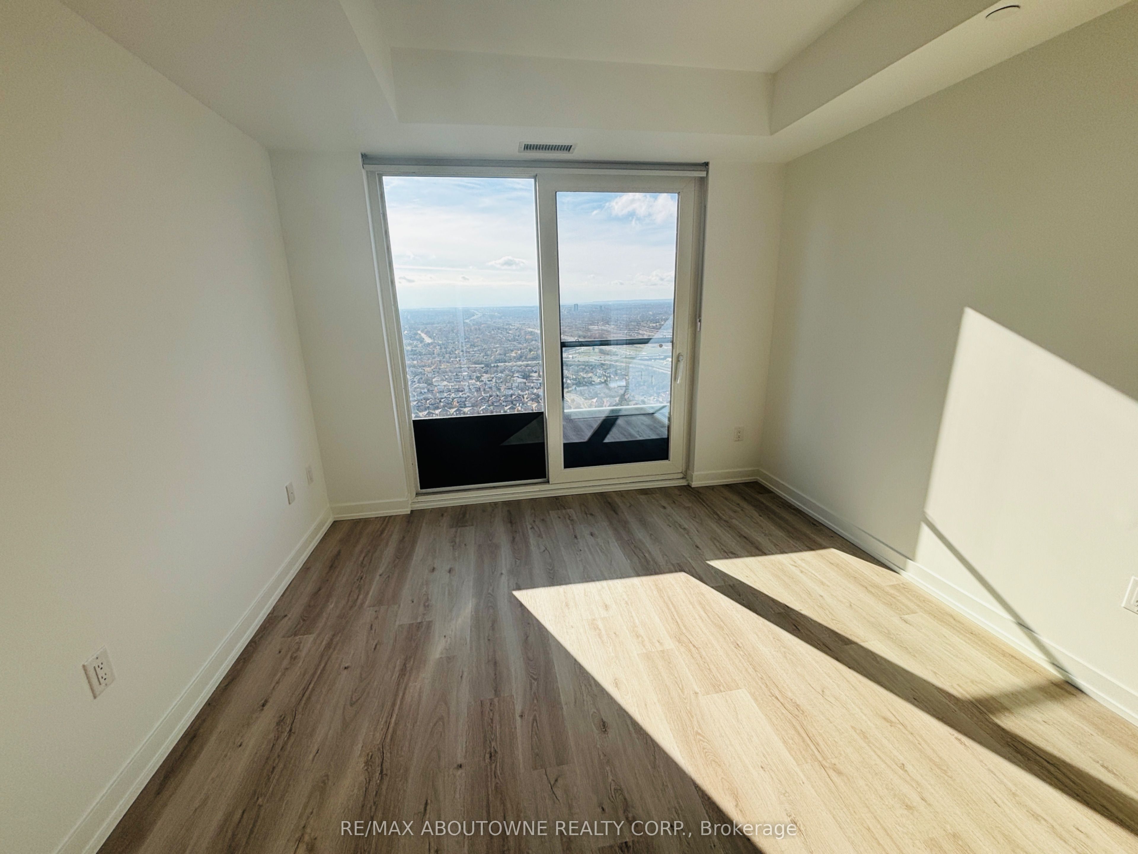 3709 – 395 Square One Drive, Mississauga ‣ W12631270 3709 – 395 Square One Drive, Mississauga ‣ W12631270