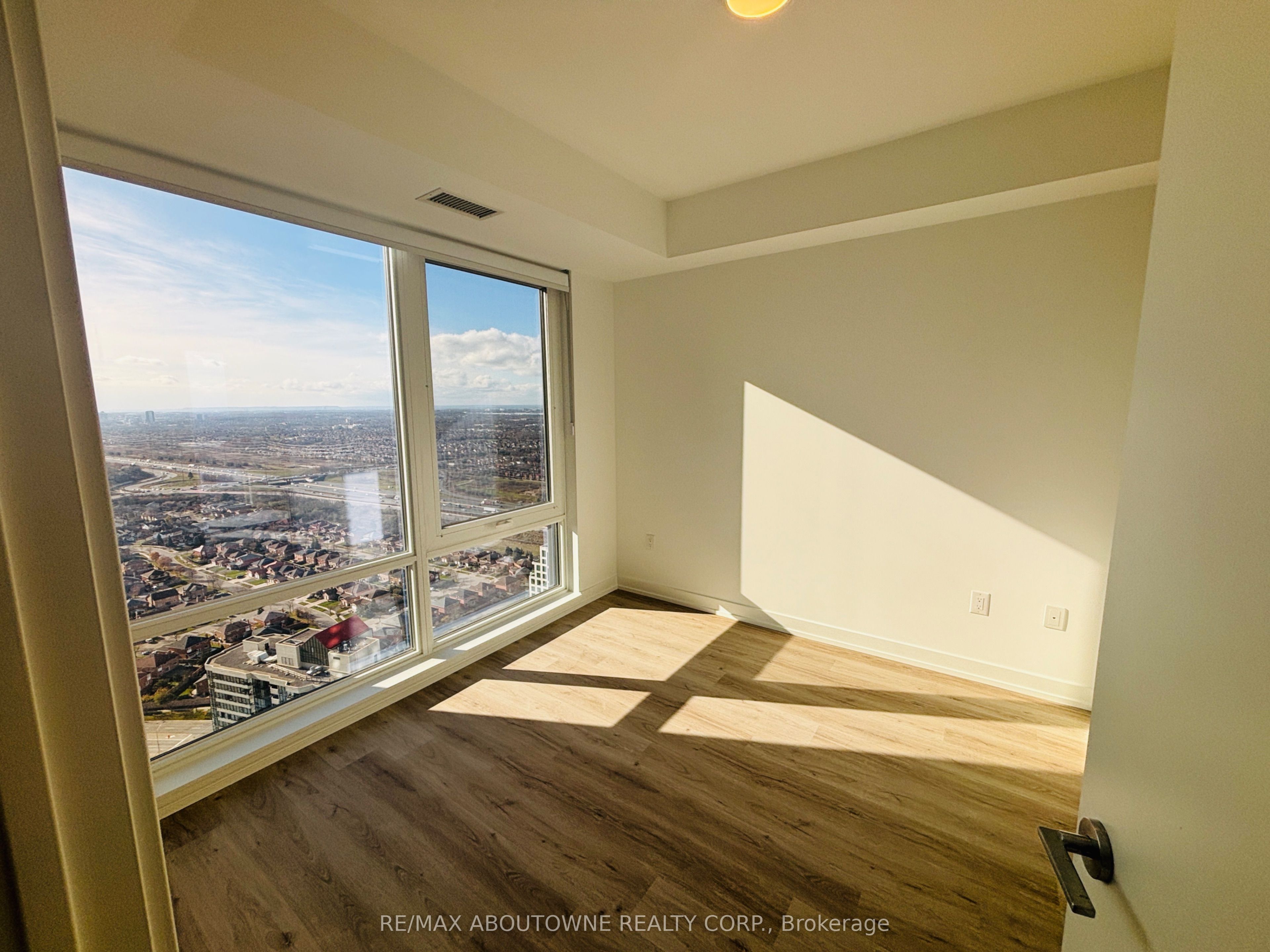 3709 – 395 Square One Drive, Mississauga ‣ W12631270 3709 – 395 Square One Drive, Mississauga ‣ W12631270