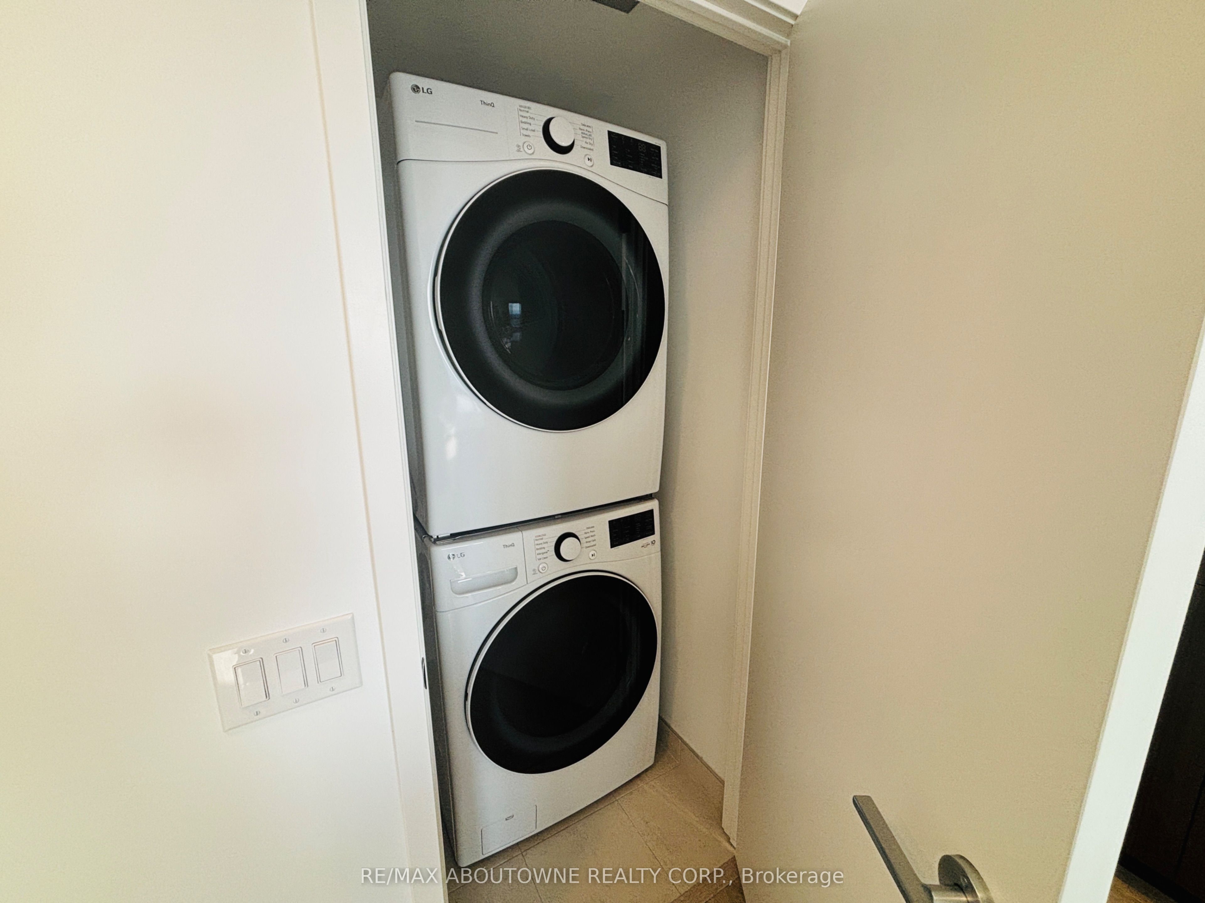 3709 – 395 Square One Drive, Mississauga ‣ W12631270 3709 – 395 Square One Drive, Mississauga ‣ W12631270