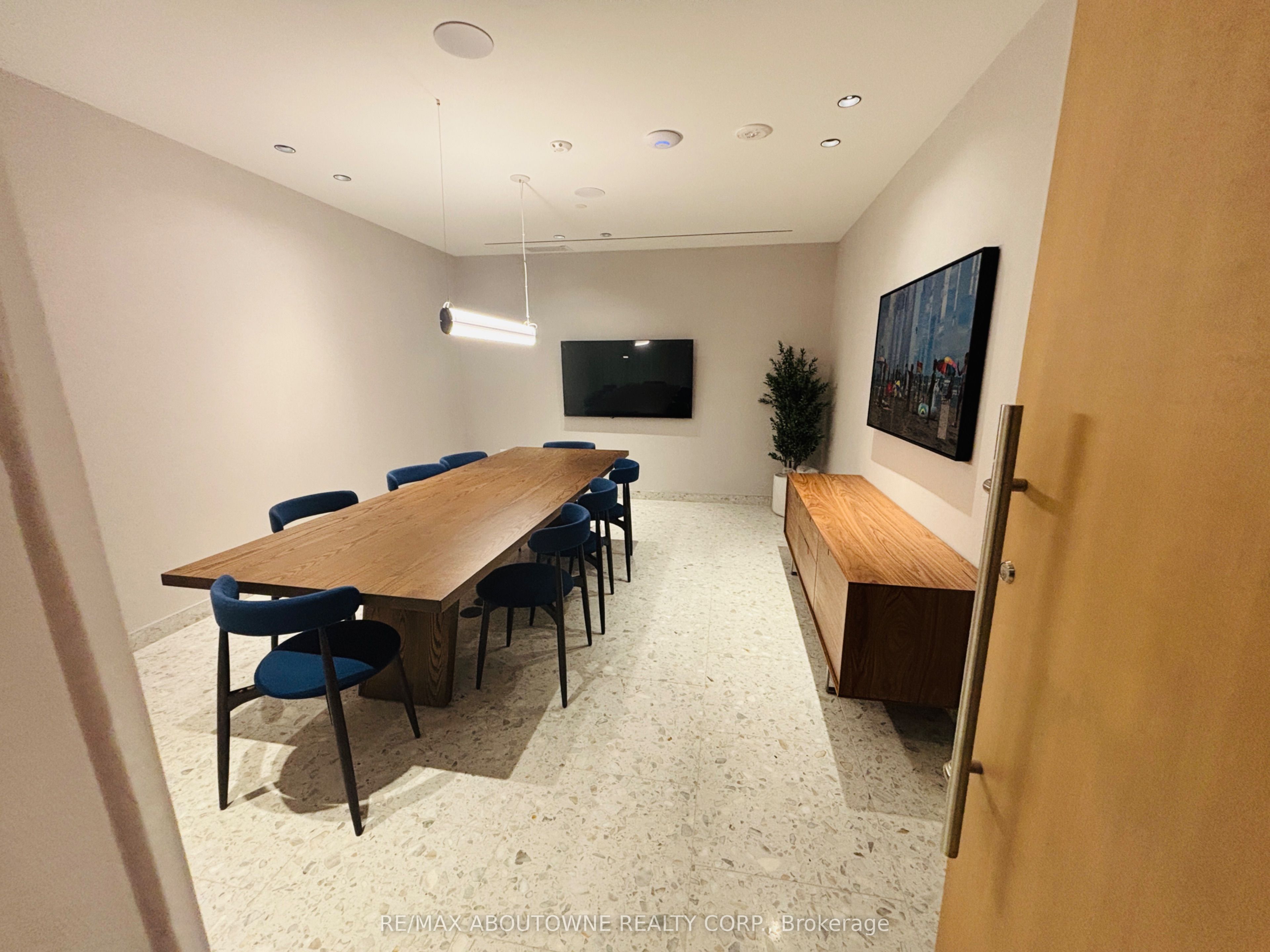 3709 – 395 Square One Drive, Mississauga ‣ W12631270 3709 – 395 Square One Drive, Mississauga ‣ W12631270