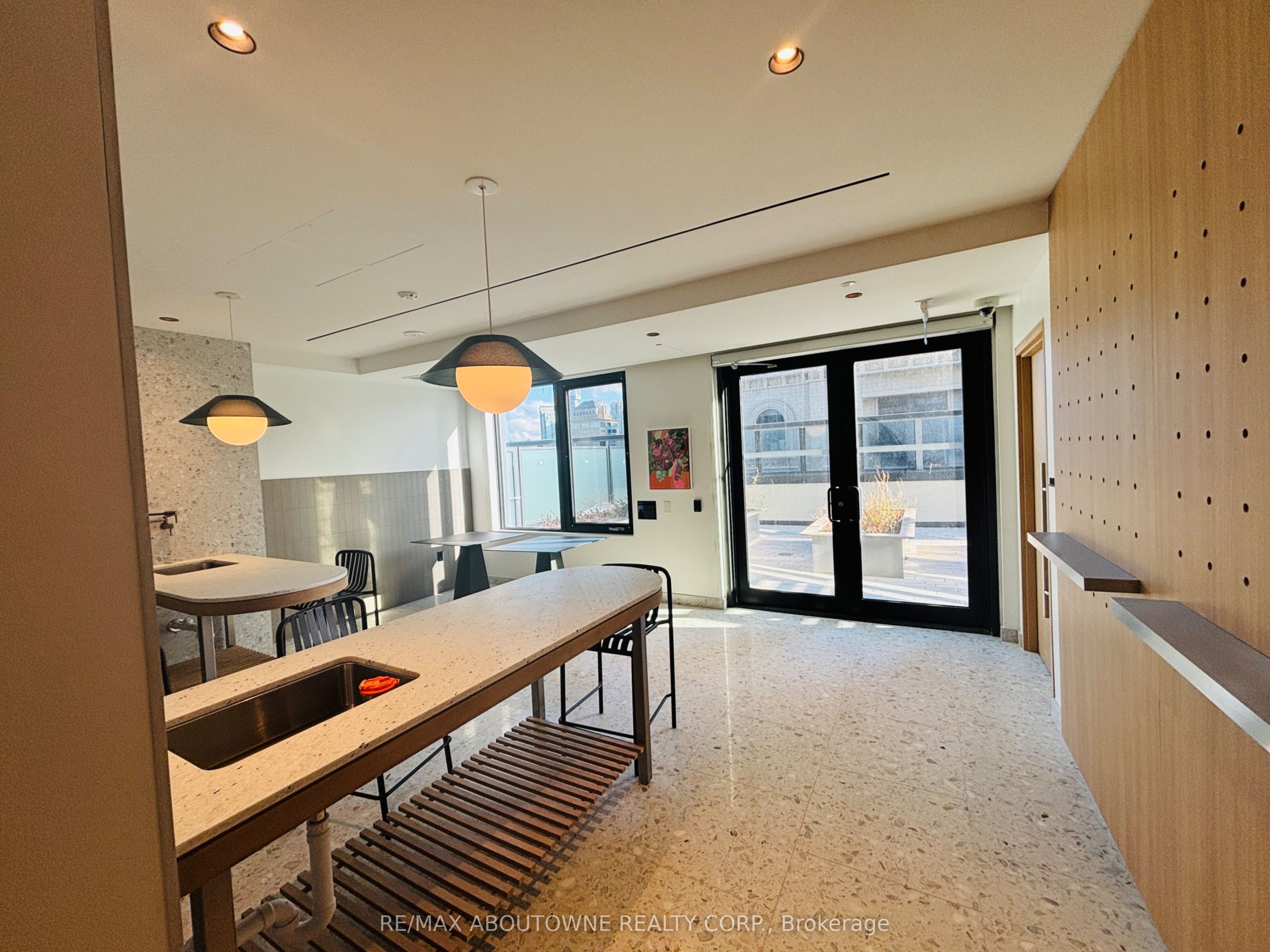 3709 – 395 Square One Drive, Mississauga ‣ W12631270 3709 – 395 Square One Drive, Mississauga ‣ W12631270