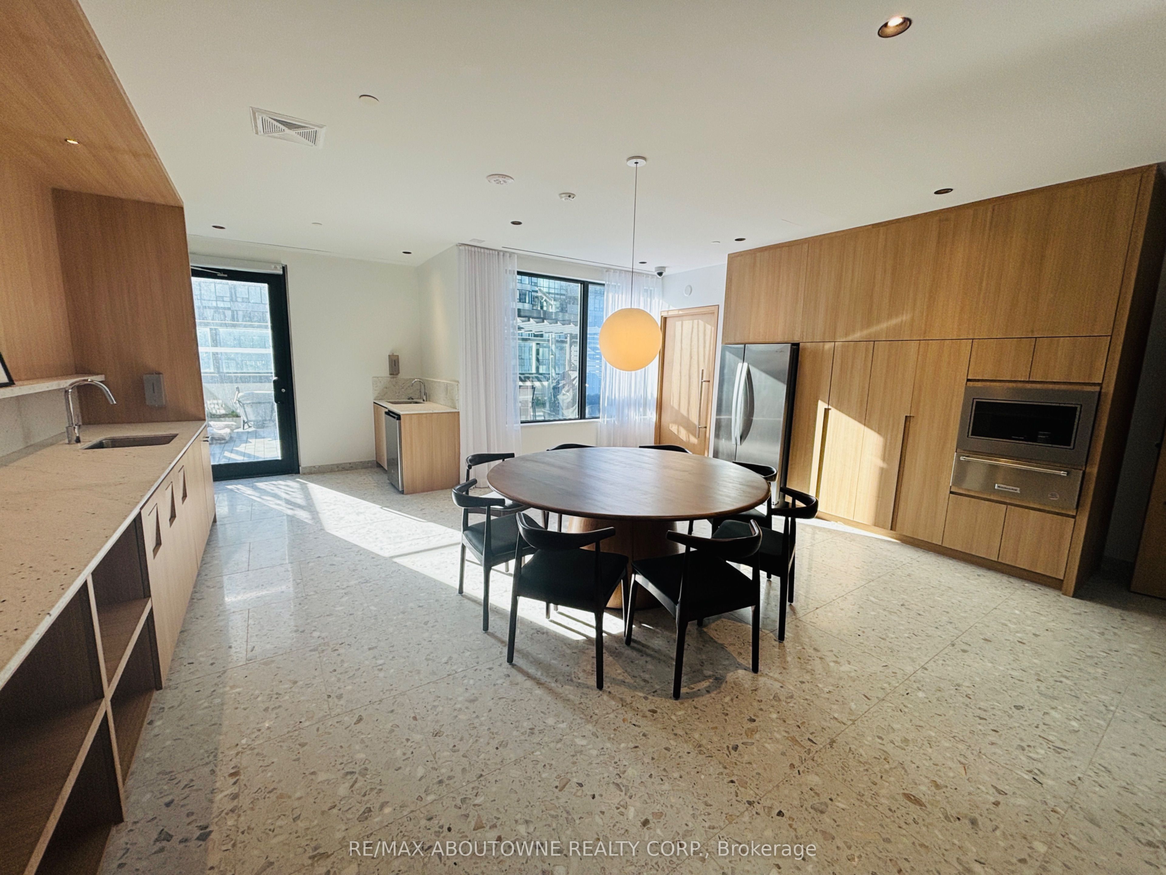 3709 – 395 Square One Drive, Mississauga ‣ W12631270 3709 – 395 Square One Drive, Mississauga ‣ W12631270