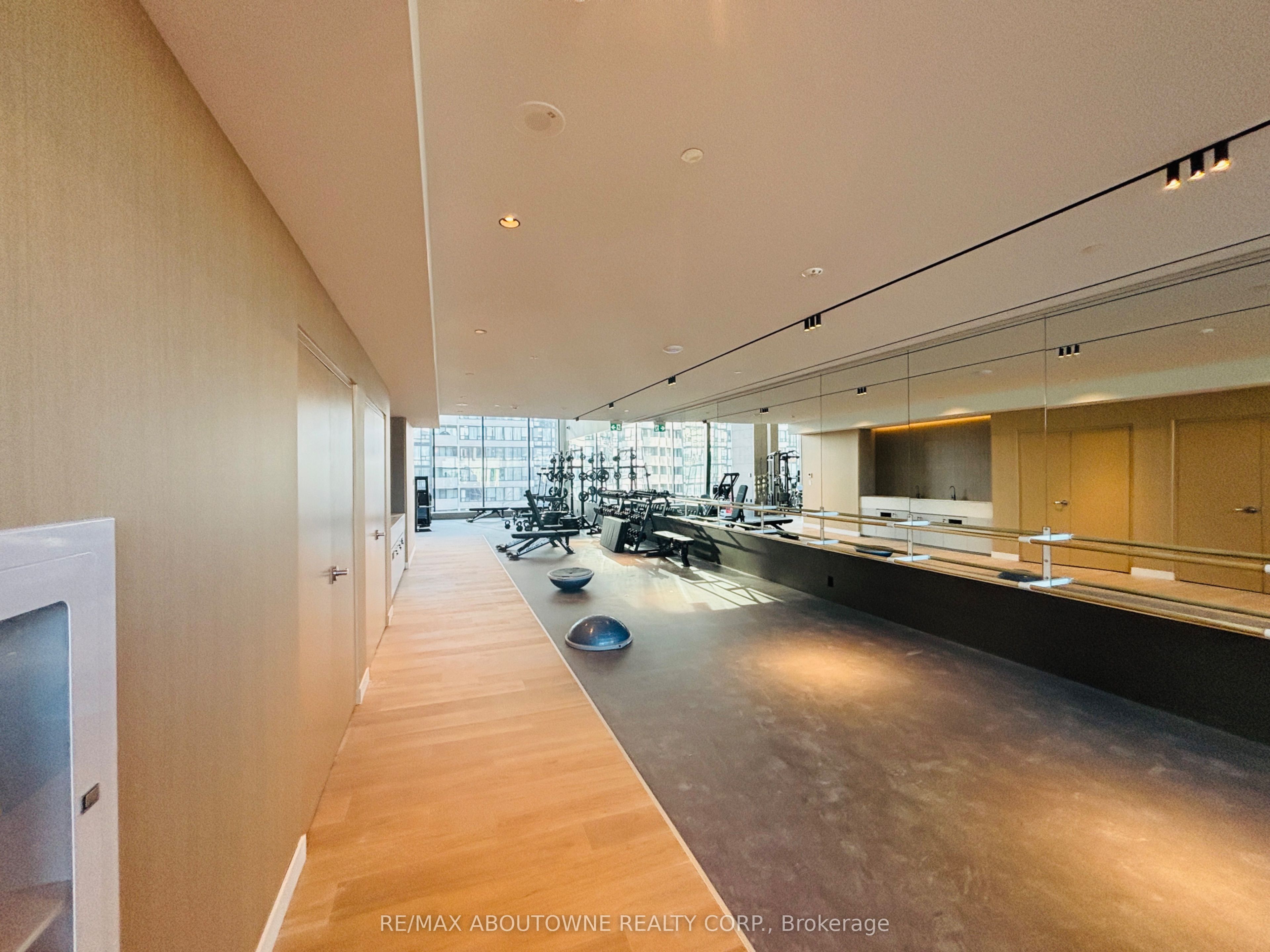 3709 – 395 Square One Drive, Mississauga ‣ W12631270 3709 – 395 Square One Drive, Mississauga ‣ W12631270