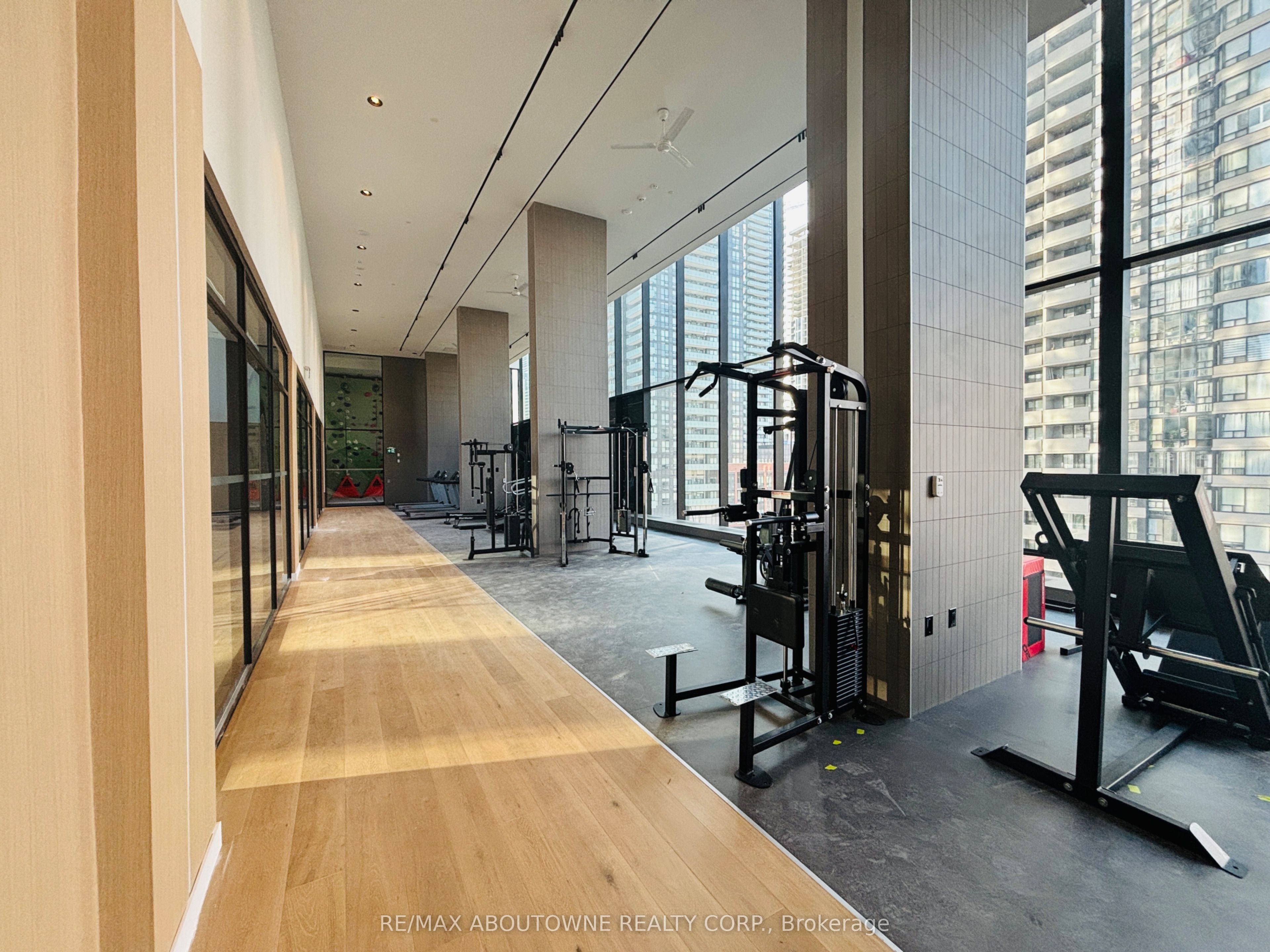 3709 – 395 Square One Drive, Mississauga ‣ W12631270 3709 – 395 Square One Drive, Mississauga ‣ W12631270