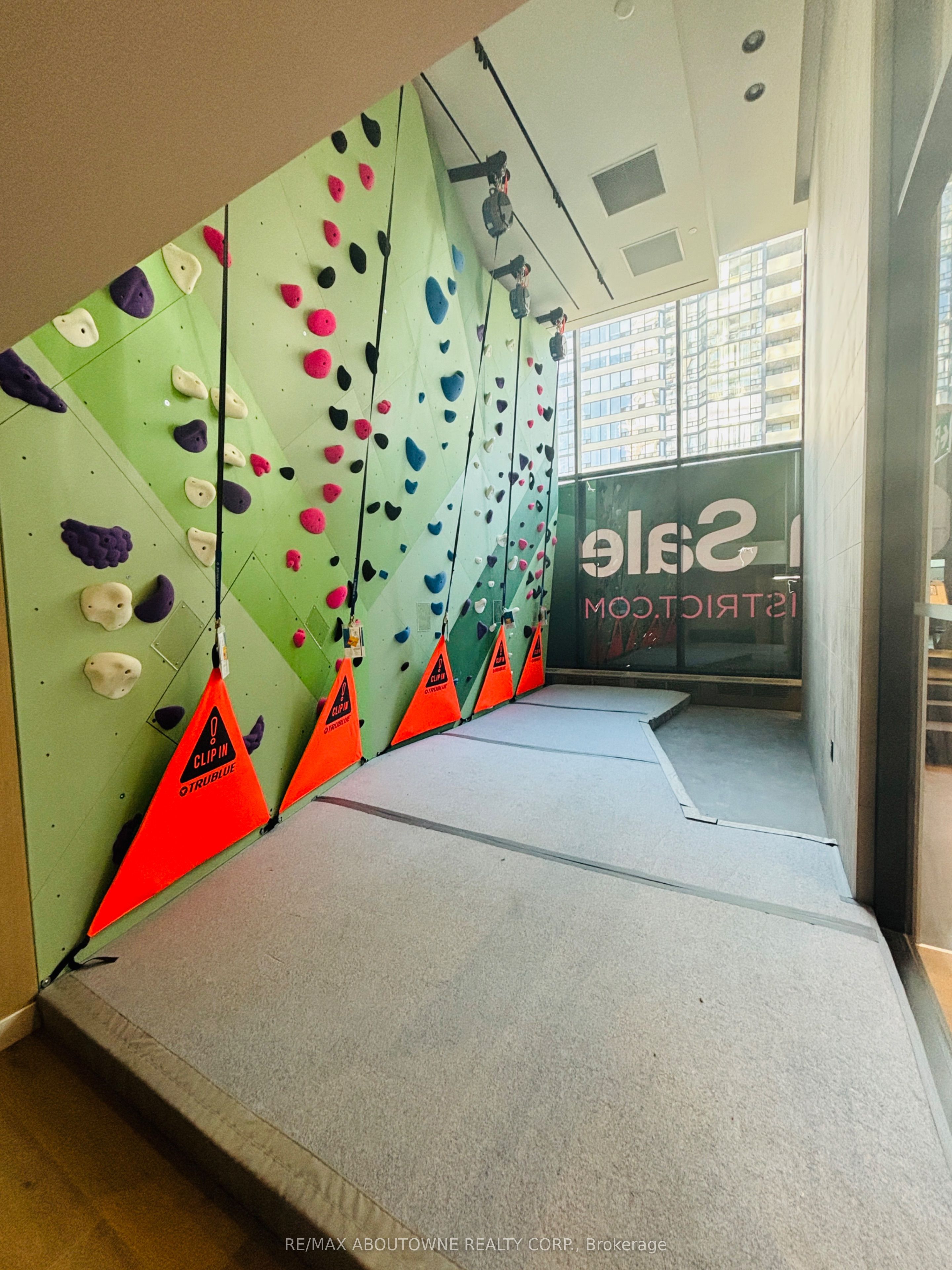 3709 – 395 Square One Drive, Mississauga ‣ W12631270 3709 – 395 Square One Drive, Mississauga ‣ W12631270