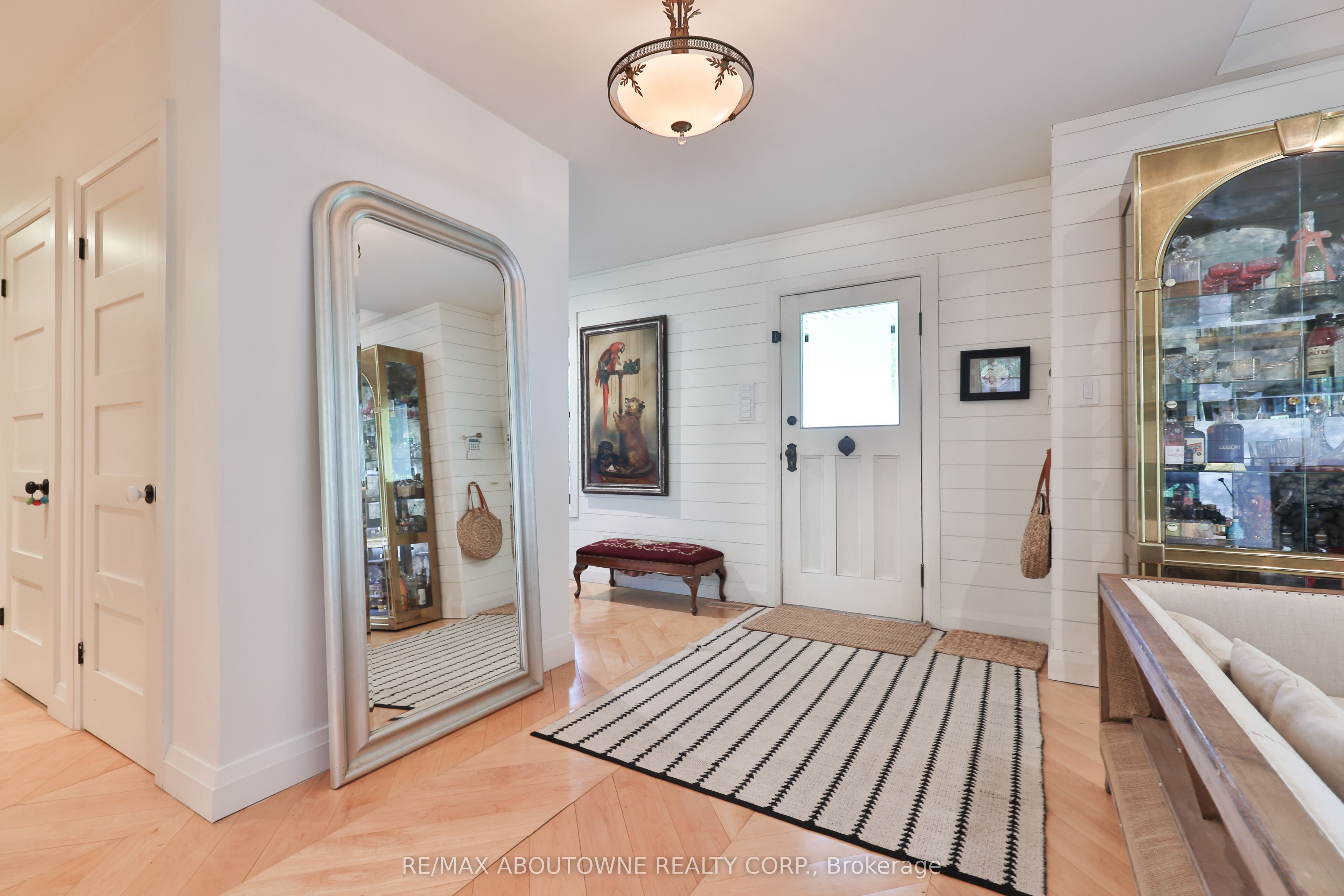 52 Kerr Street, Oakville ‣ W12633368 52 Kerr Street, Oakville ‣ W12633368