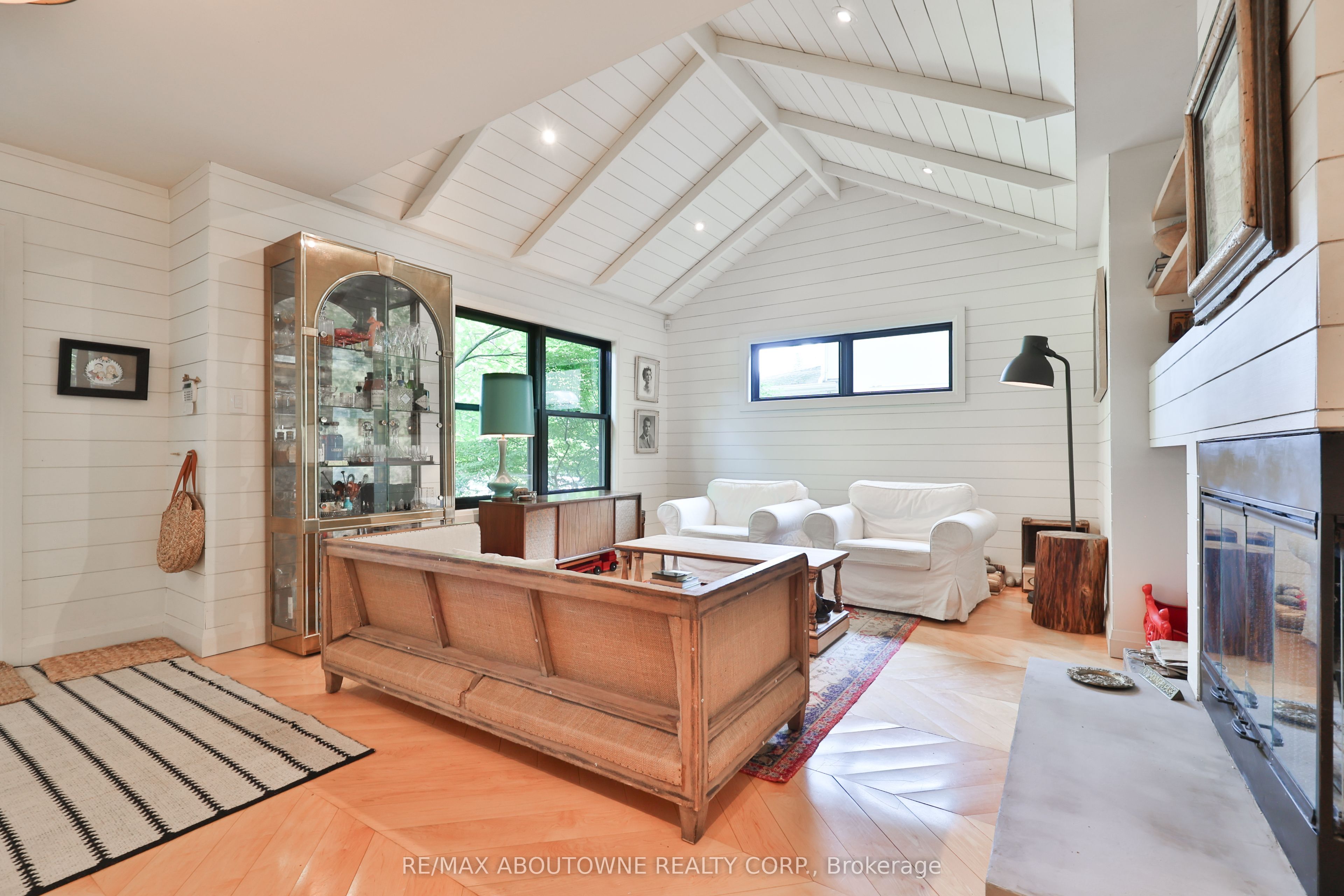 52 Kerr Street, Oakville ‣ W12633368 52 Kerr Street, Oakville ‣ W12633368