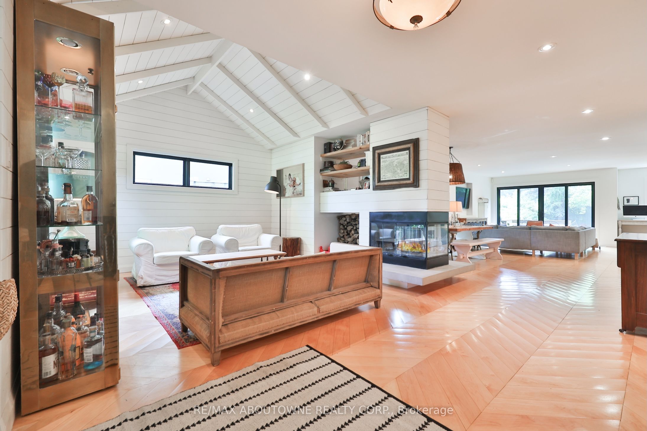 52 Kerr Street, Oakville ‣ W12633368 52 Kerr Street, Oakville ‣ W12633368