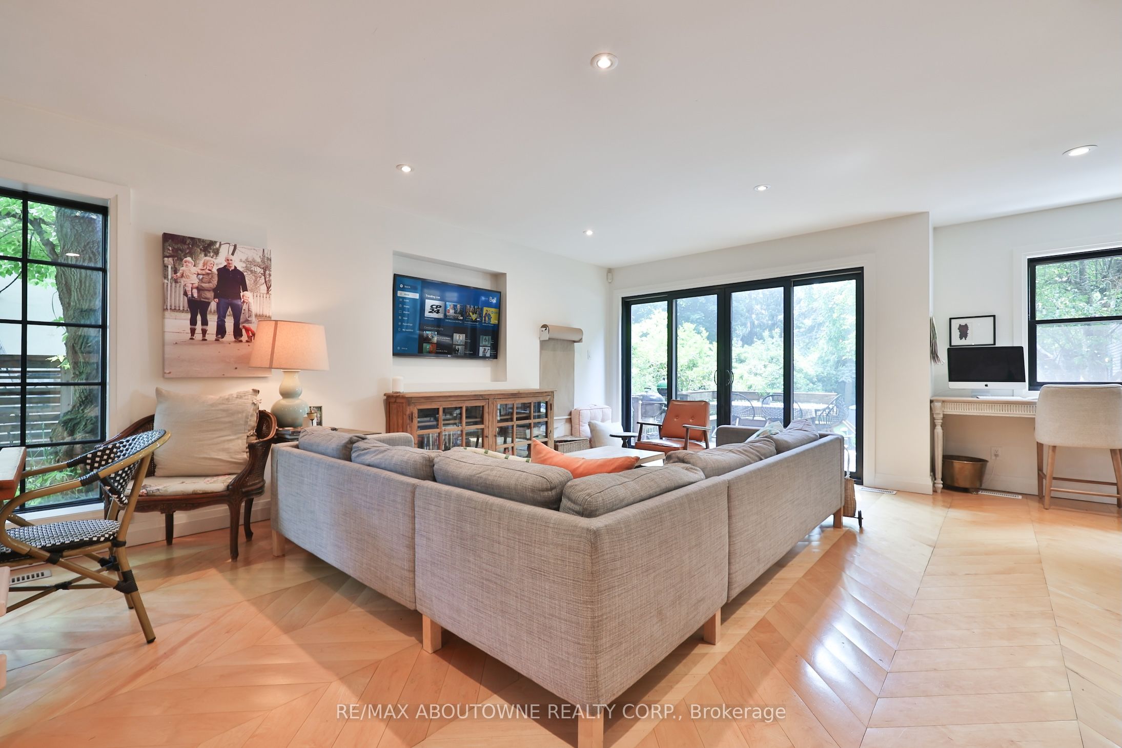 52 Kerr Street, Oakville ‣ W12633368 52 Kerr Street, Oakville ‣ W12633368