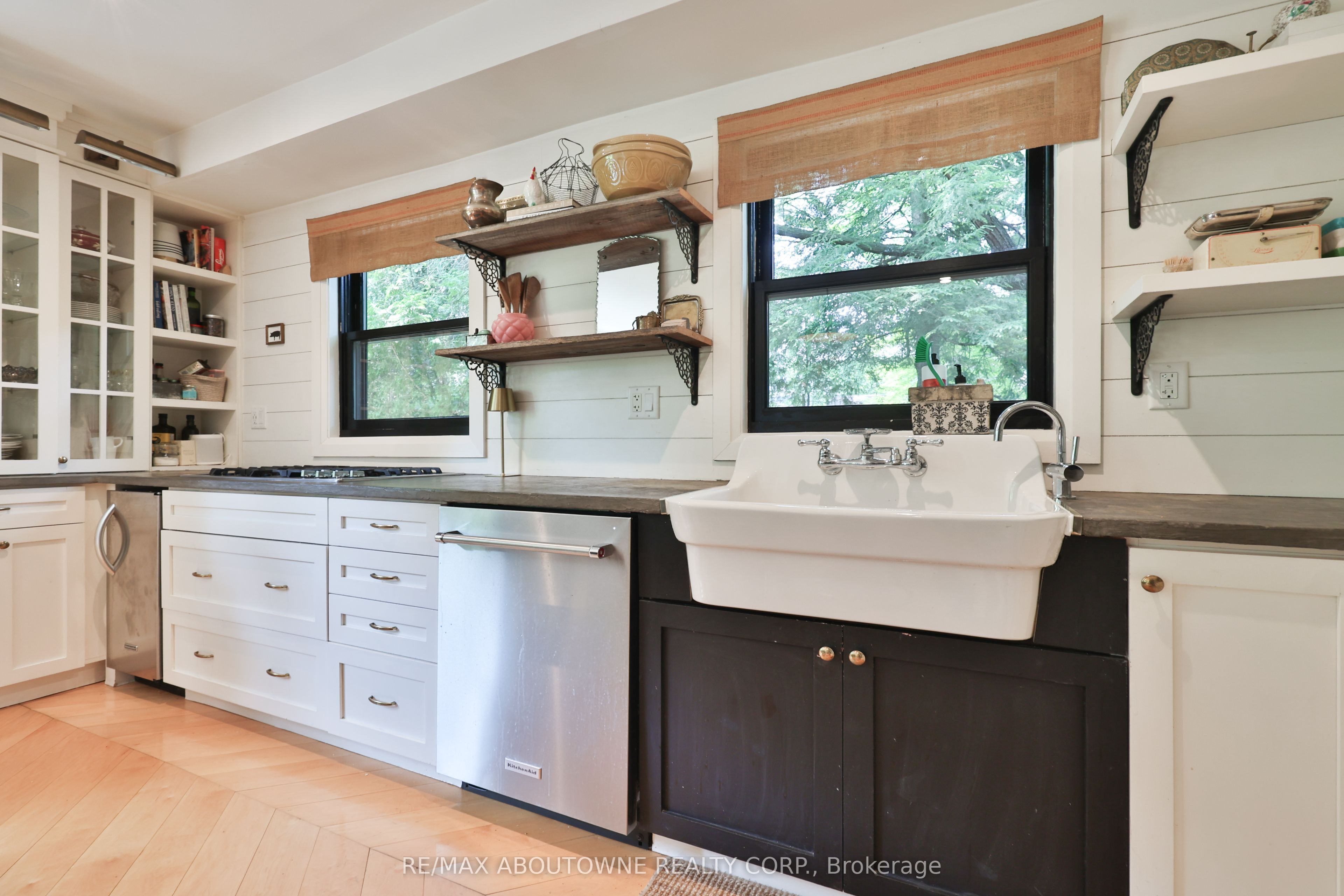 52 Kerr Street, Oakville ‣ W12633368 52 Kerr Street, Oakville ‣ W12633368