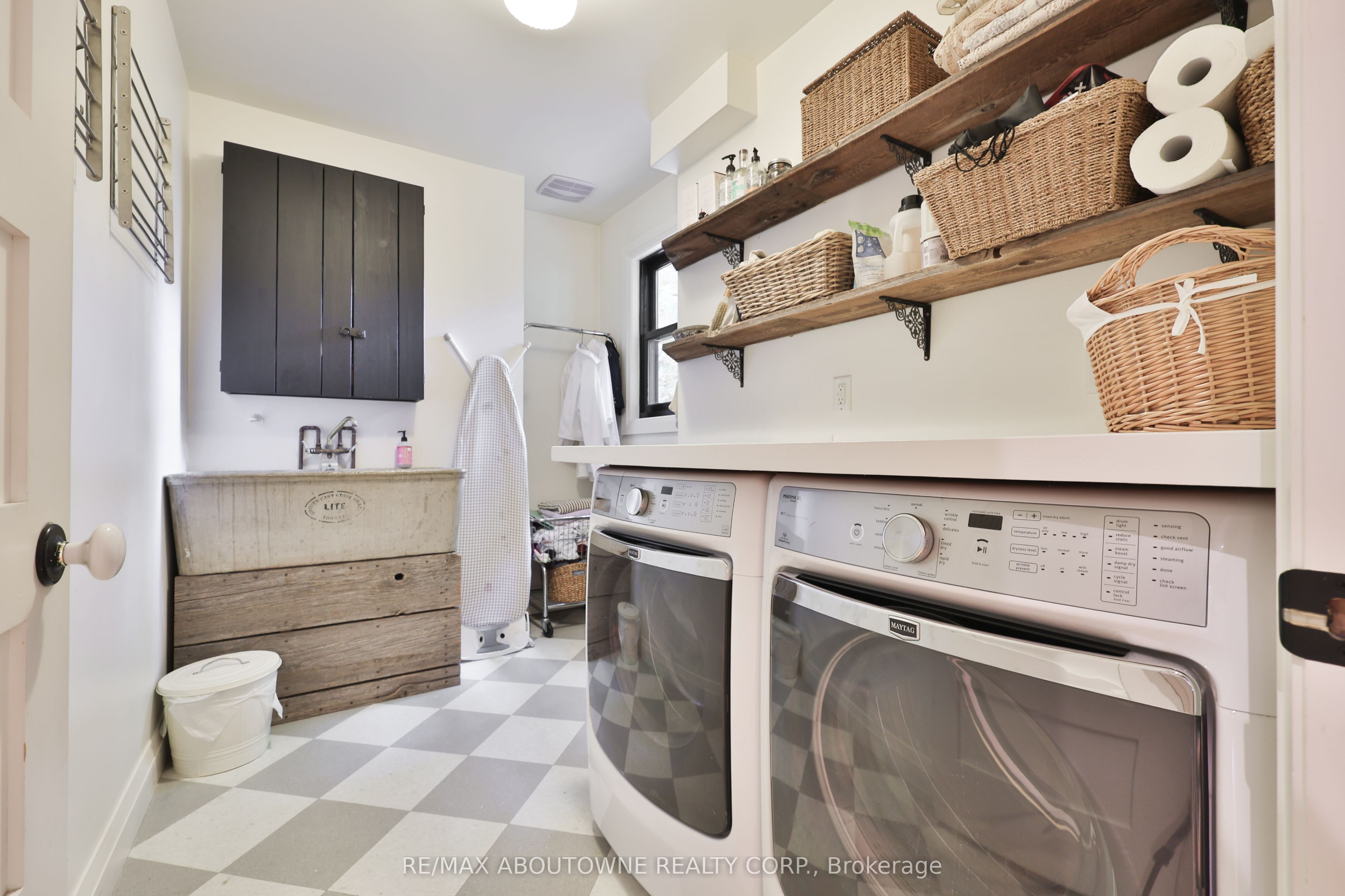 52 Kerr Street, Oakville ‣ W12633368 52 Kerr Street, Oakville ‣ W12633368