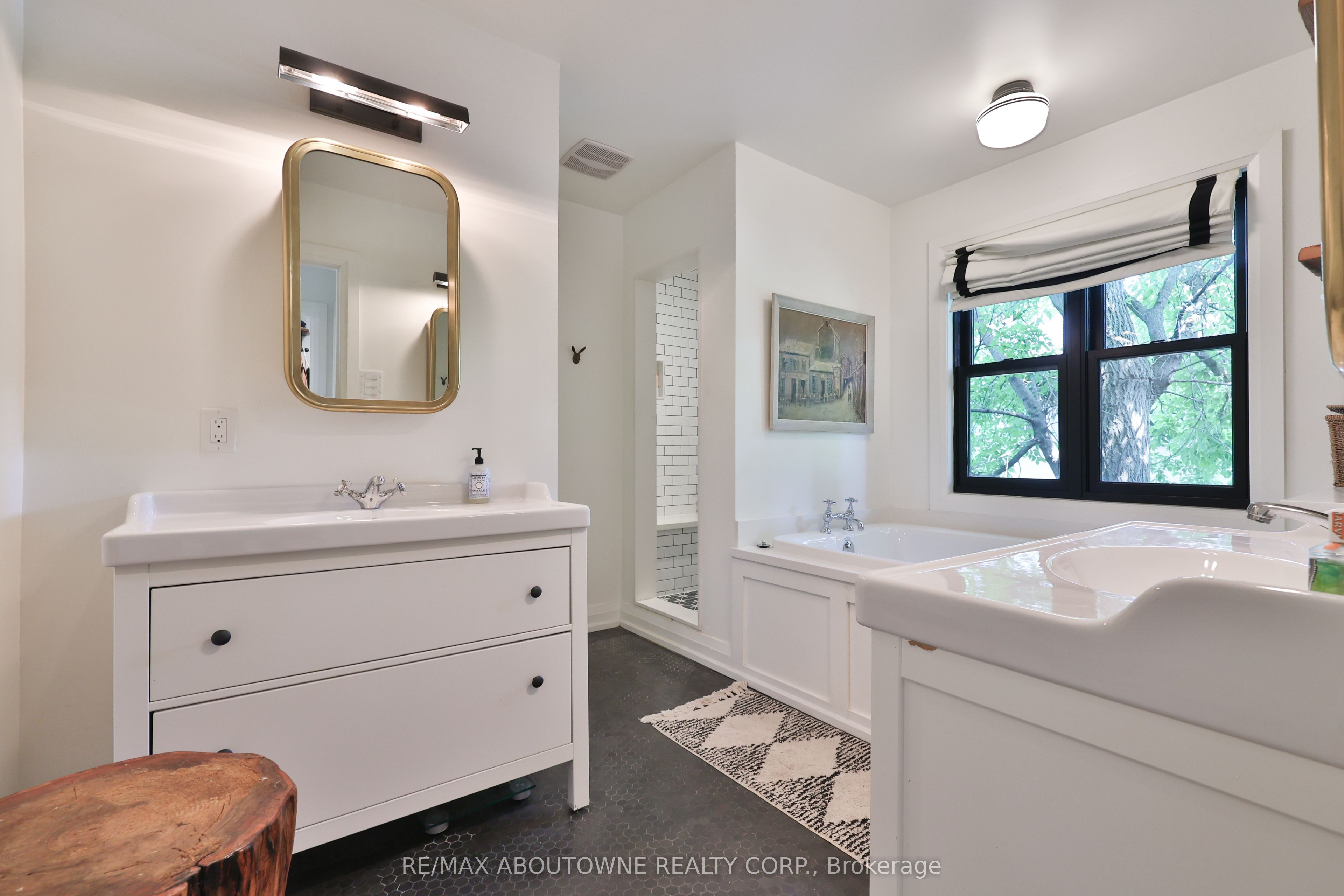 52 Kerr Street, Oakville ‣ W12633368 52 Kerr Street, Oakville ‣ W12633368