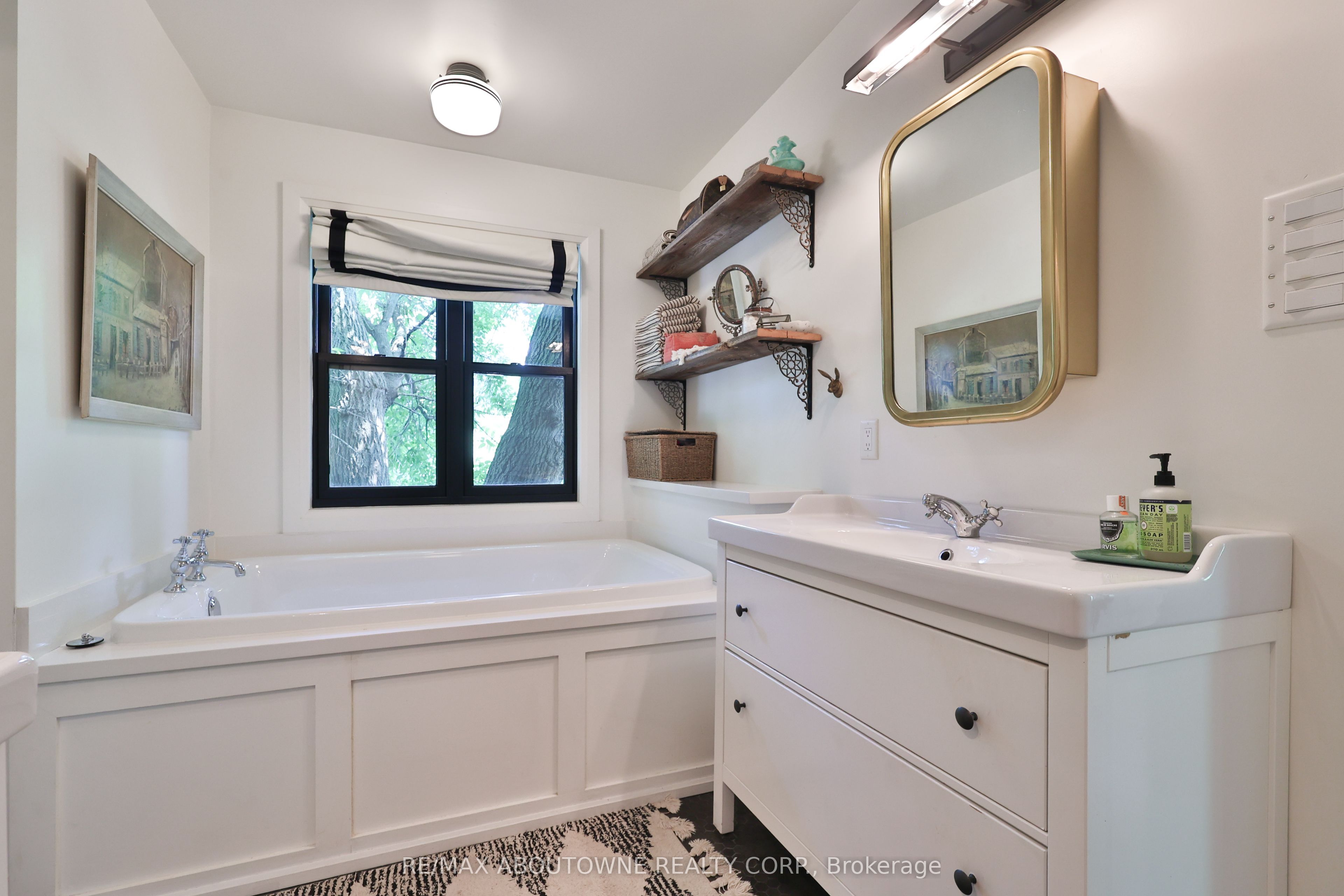 52 Kerr Street, Oakville ‣ W12633368 52 Kerr Street, Oakville ‣ W12633368