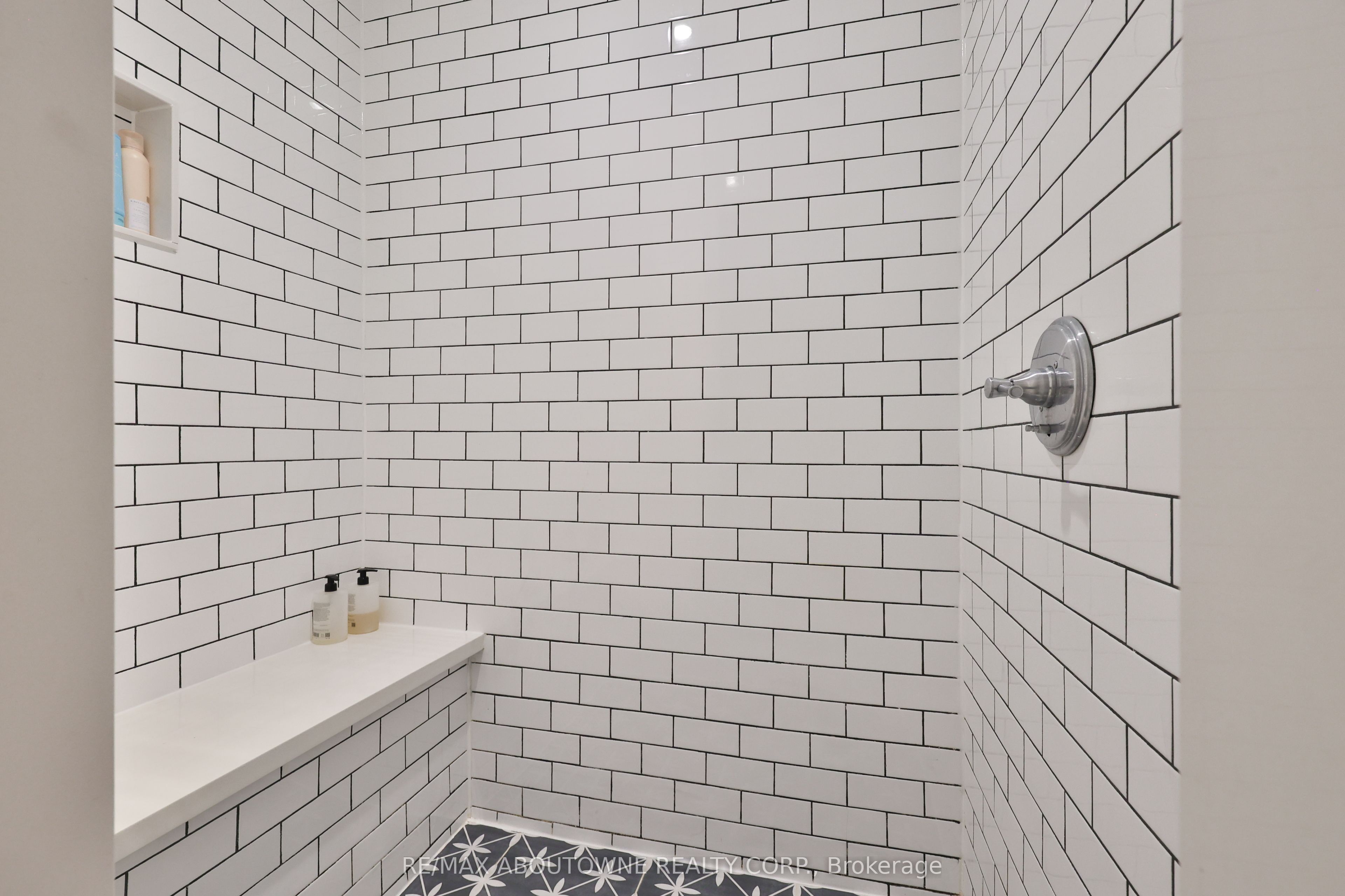 52 Kerr Street, Oakville ‣ W12633368 52 Kerr Street, Oakville ‣ W12633368