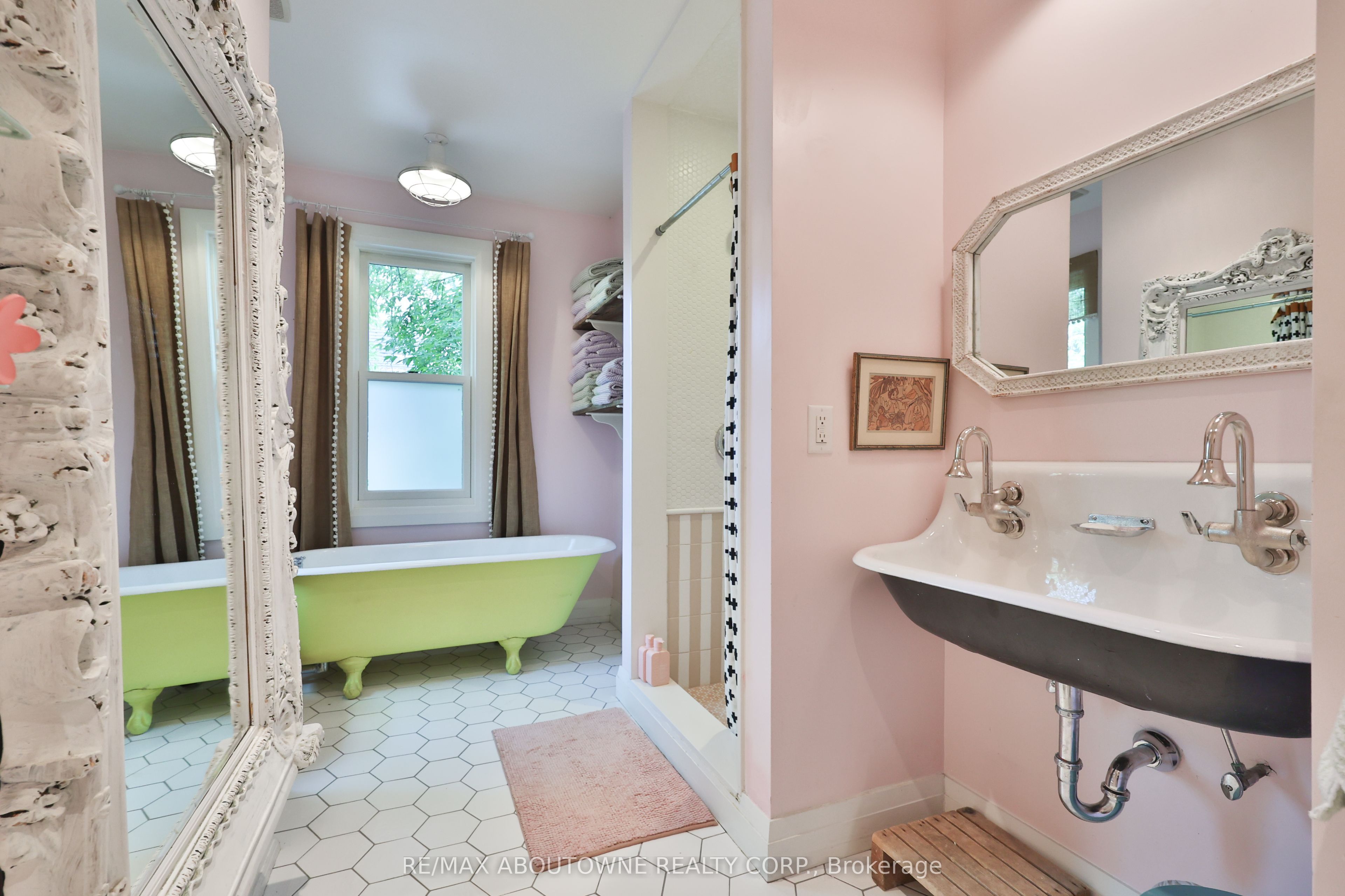 52 Kerr Street, Oakville ‣ W12633368 52 Kerr Street, Oakville ‣ W12633368