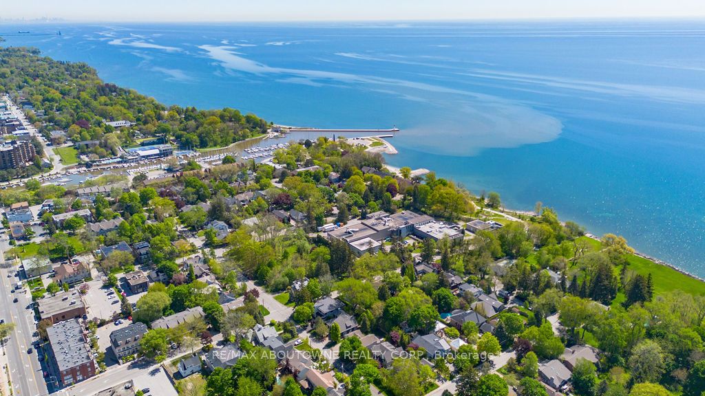 52 Kerr Street, Oakville ‣ W12633368 52 Kerr Street, Oakville ‣ W12633368