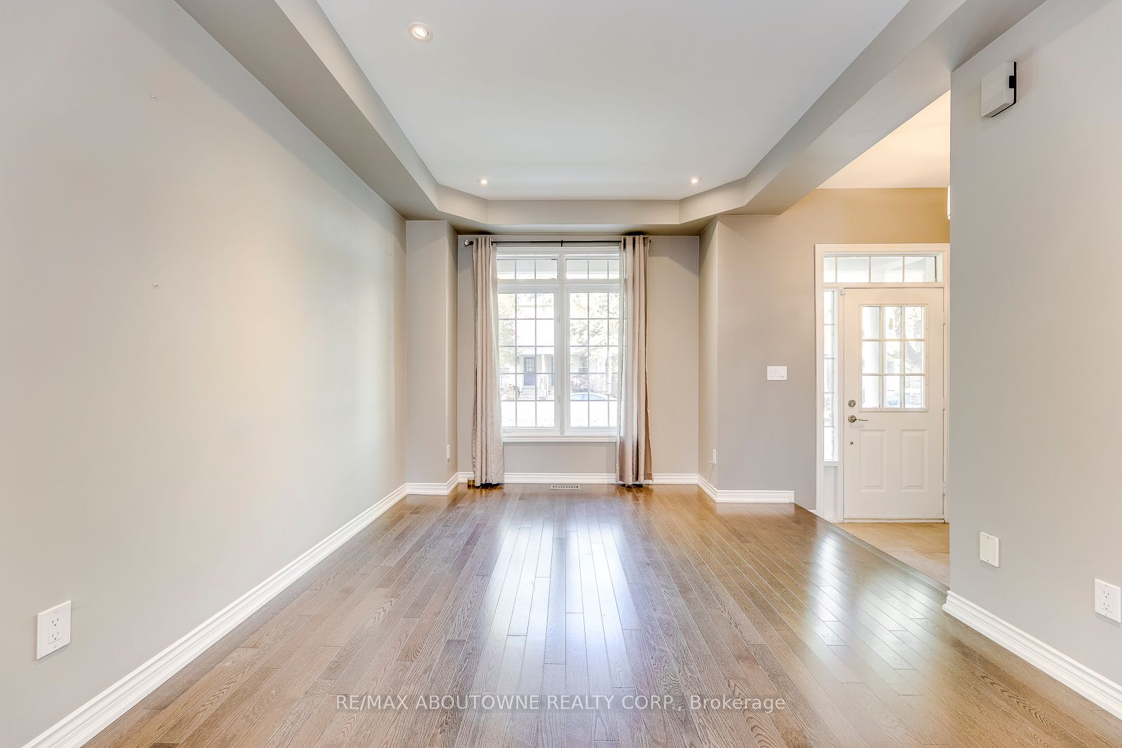 186 GATWICK Drive, Oakville ‣ W12656494 186 GATWICK Drive, Oakville ‣ W12656494