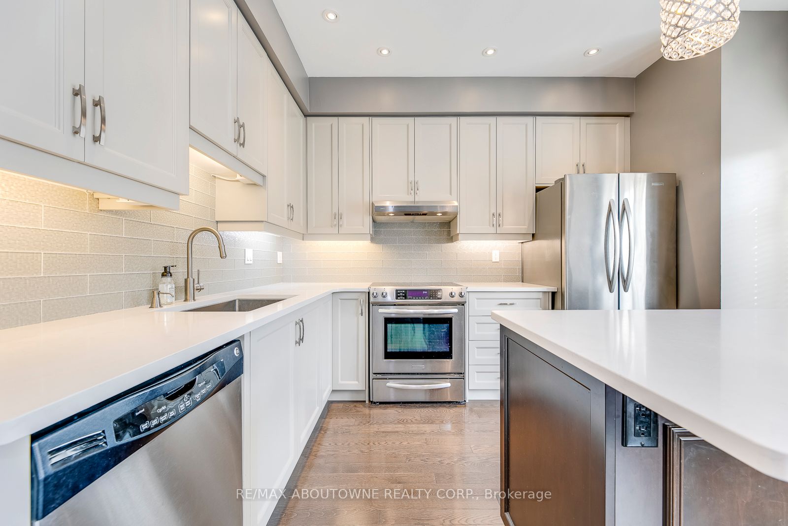 186 GATWICK Drive, Oakville ‣ W12656494 186 GATWICK Drive, Oakville ‣ W12656494