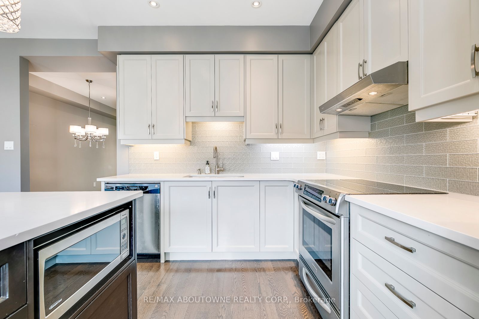 186 GATWICK Drive, Oakville ‣ W12656494 186 GATWICK Drive, Oakville ‣ W12656494