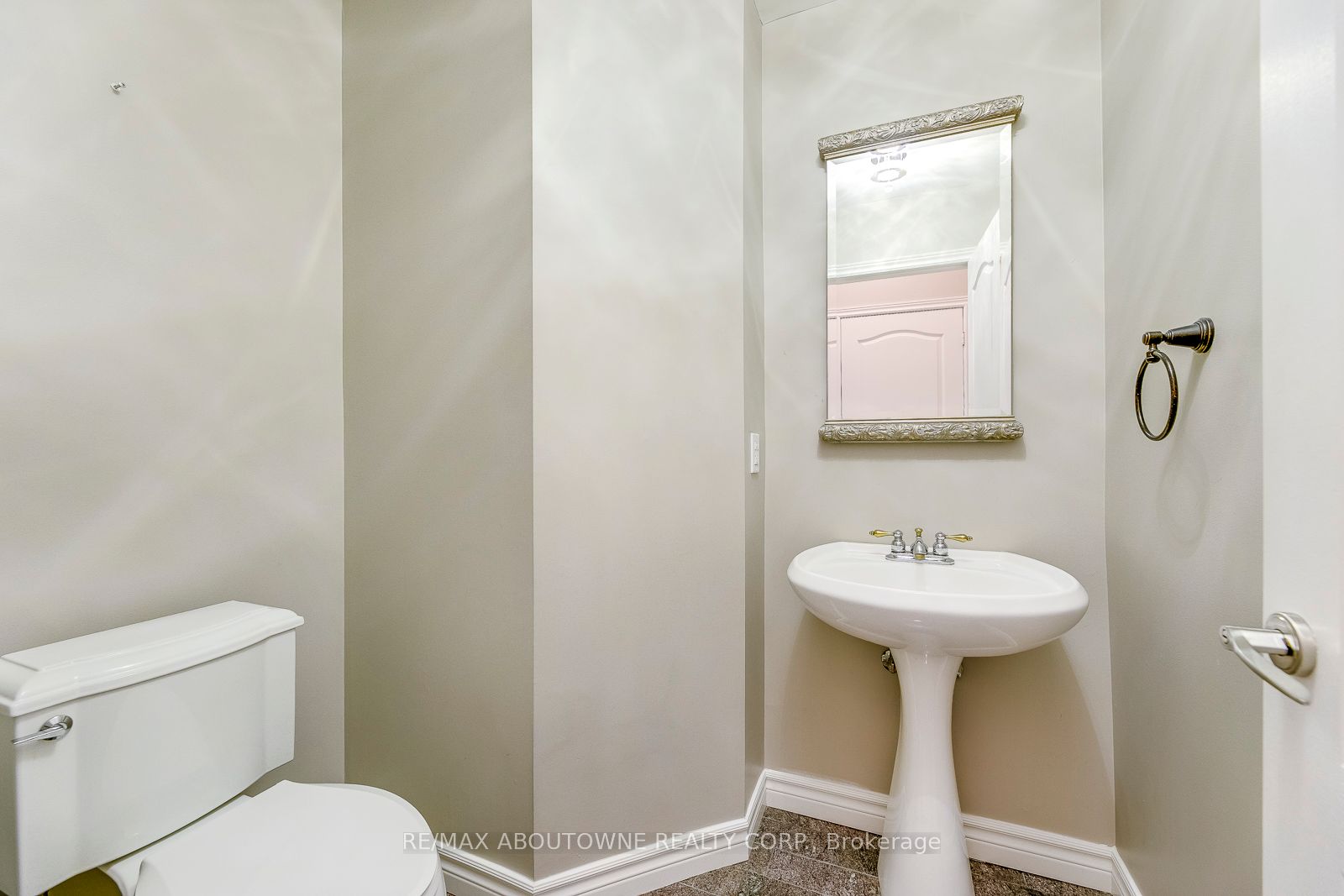 186 GATWICK Drive, Oakville ‣ W12656494 186 GATWICK Drive, Oakville ‣ W12656494