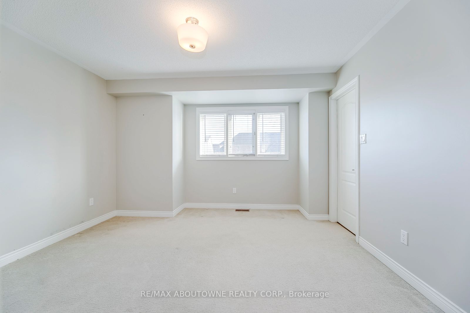 186 GATWICK Drive, Oakville ‣ W12656494 186 GATWICK Drive, Oakville ‣ W12656494