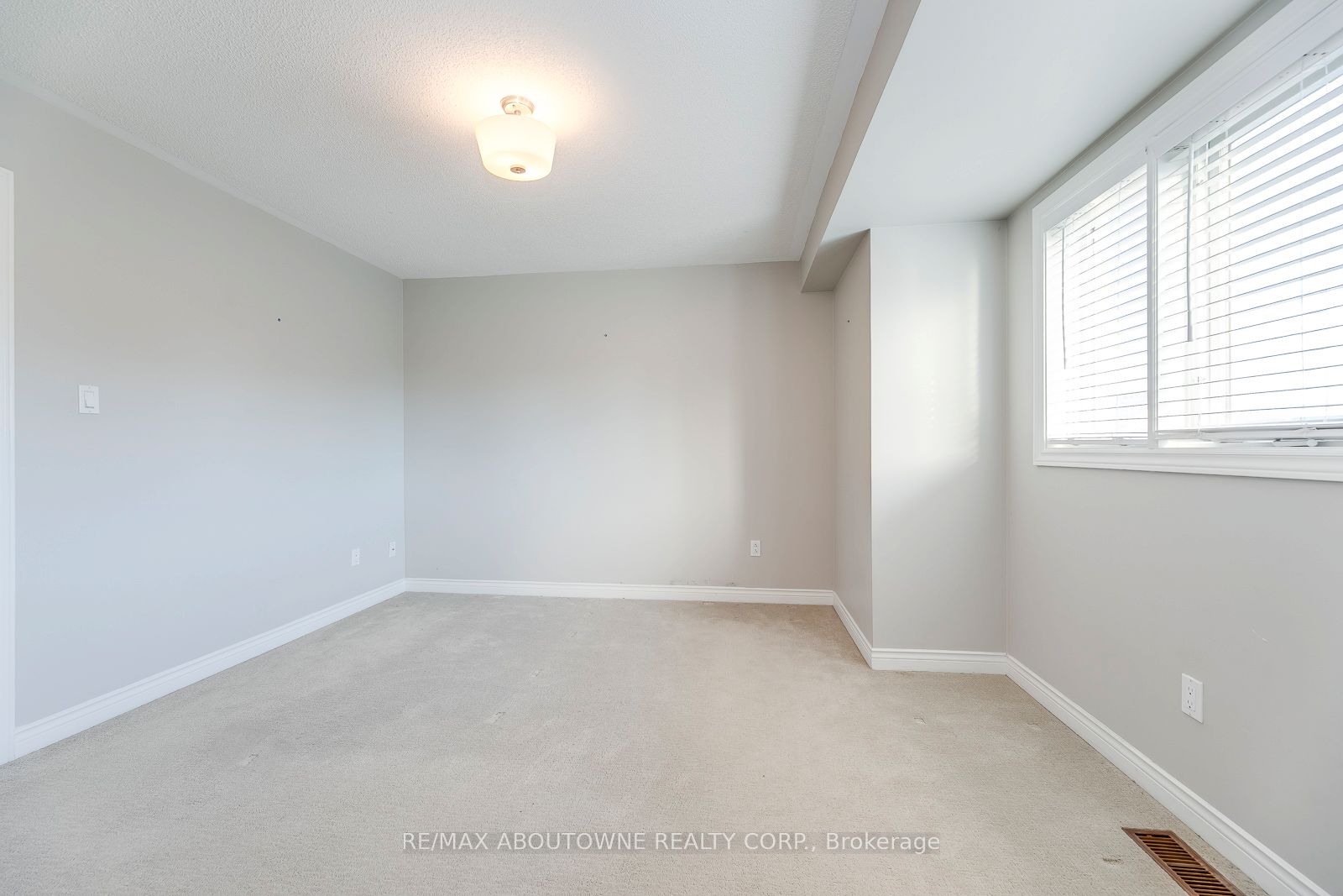 186 GATWICK Drive, Oakville ‣ W12656494 186 GATWICK Drive, Oakville ‣ W12656494