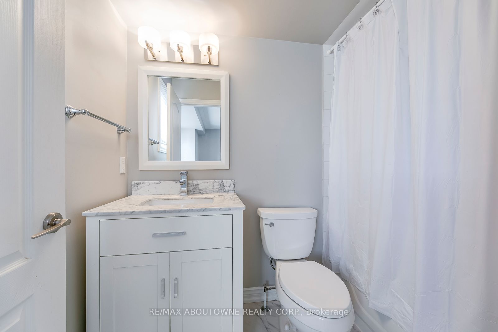 186 GATWICK Drive, Oakville ‣ W12656494 186 GATWICK Drive, Oakville ‣ W12656494