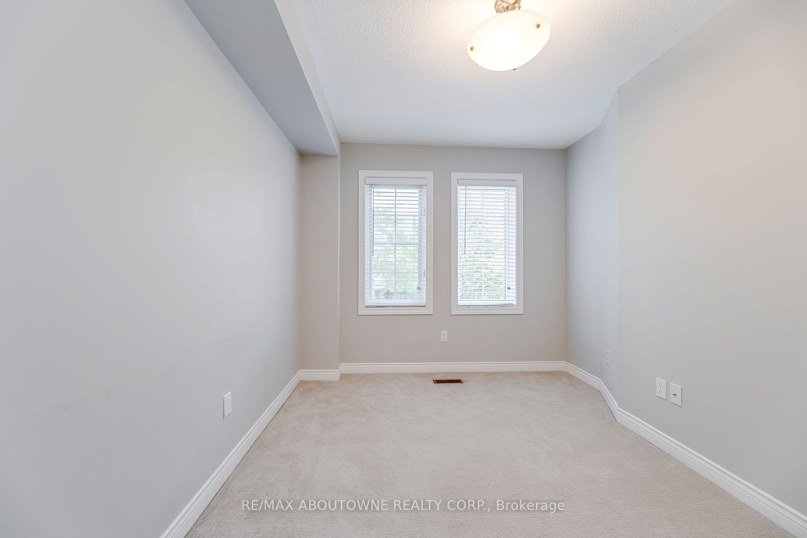 186 GATWICK Drive, Oakville ‣ W12656494 186 GATWICK Drive, Oakville ‣ W12656494