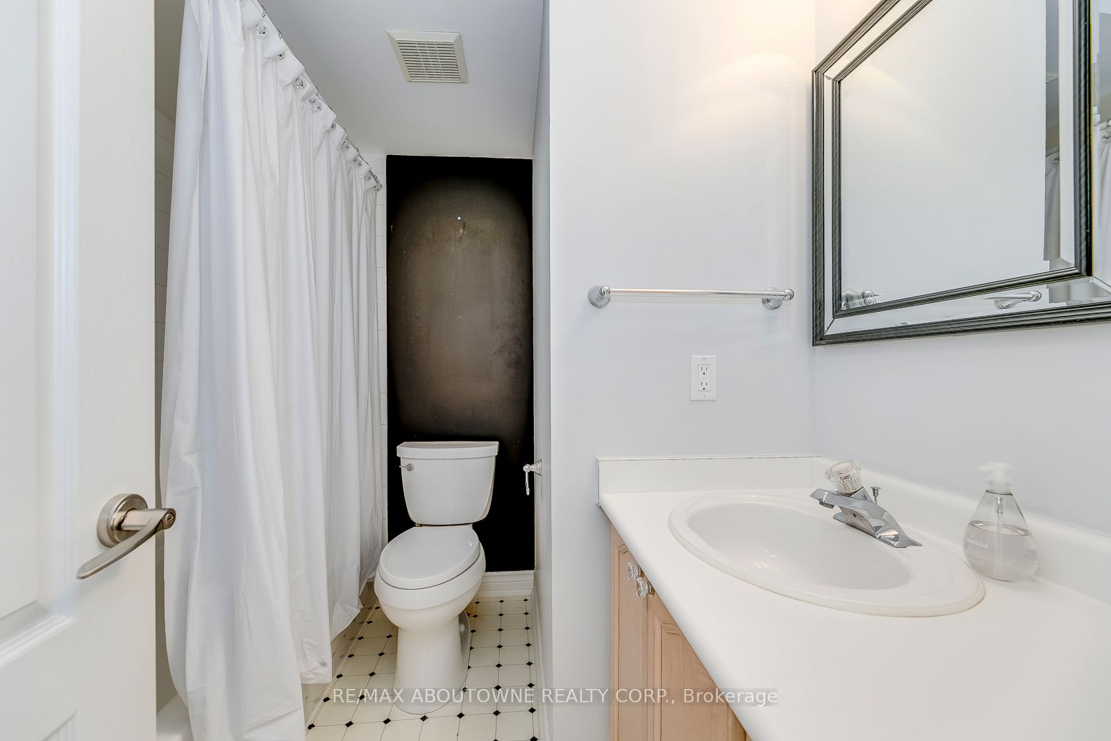 186 GATWICK Drive, Oakville ‣ W12656494 186 GATWICK Drive, Oakville ‣ W12656494