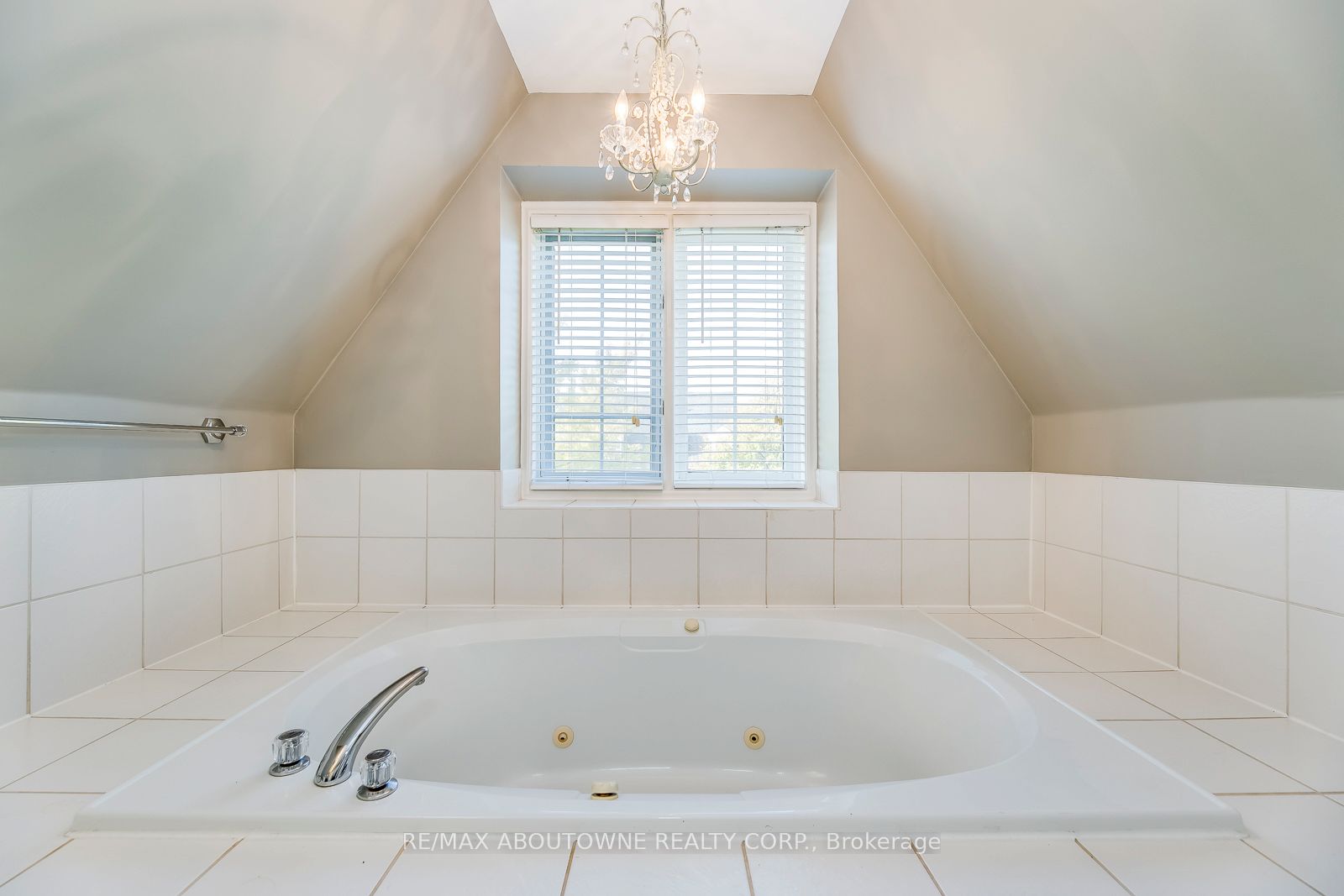 186 GATWICK Drive, Oakville ‣ W12656494 186 GATWICK Drive, Oakville ‣ W12656494