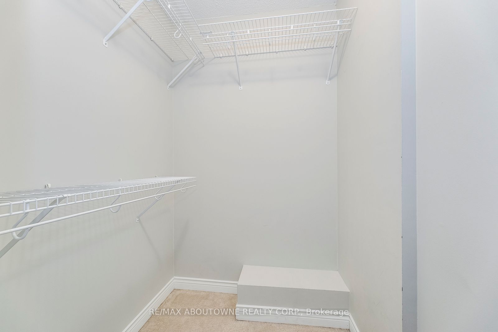 186 GATWICK Drive, Oakville ‣ W12656494 186 GATWICK Drive, Oakville ‣ W12656494